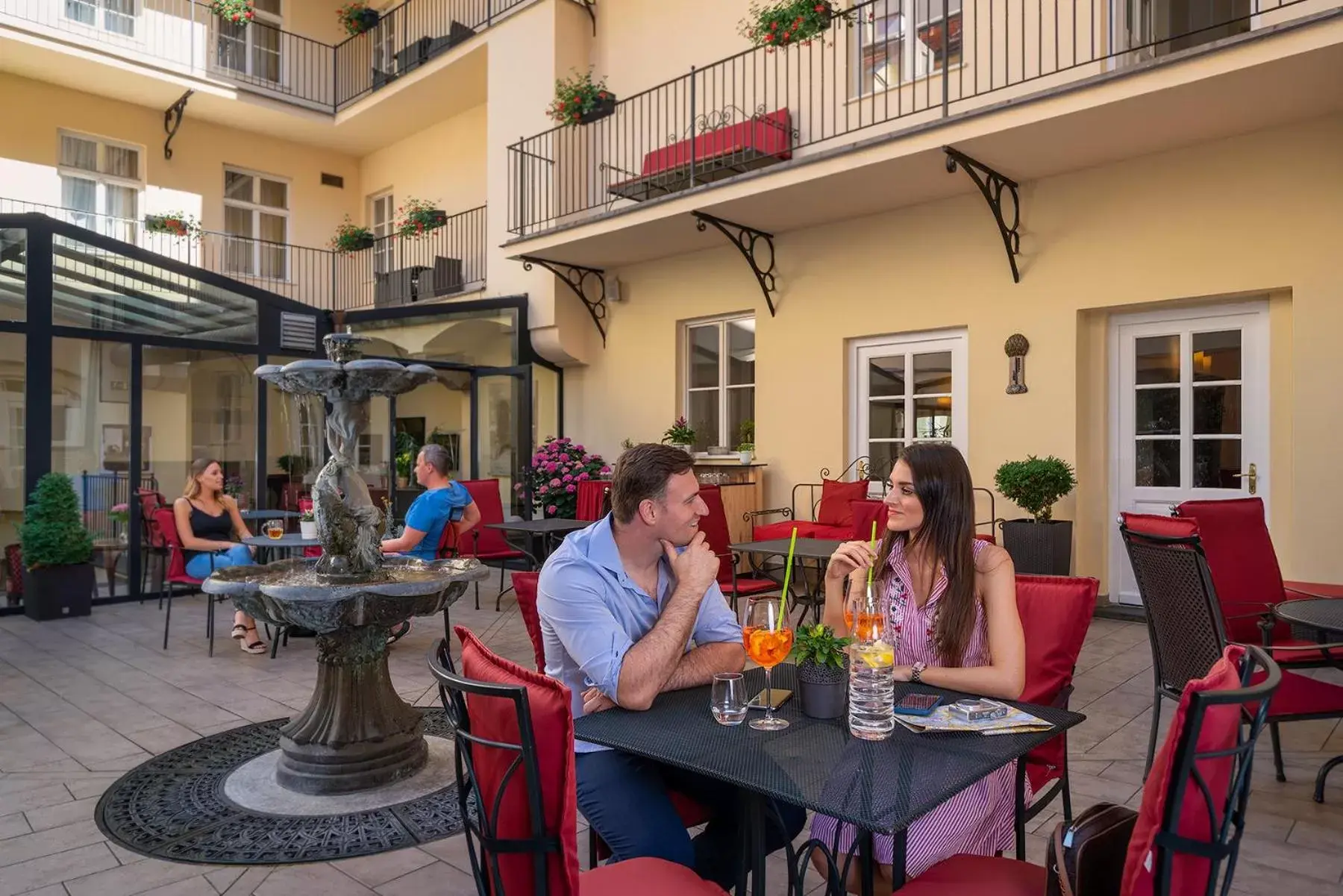 Patio, Restaurant/Places to Eat in Hotel Leonardo & Bookquet Prague