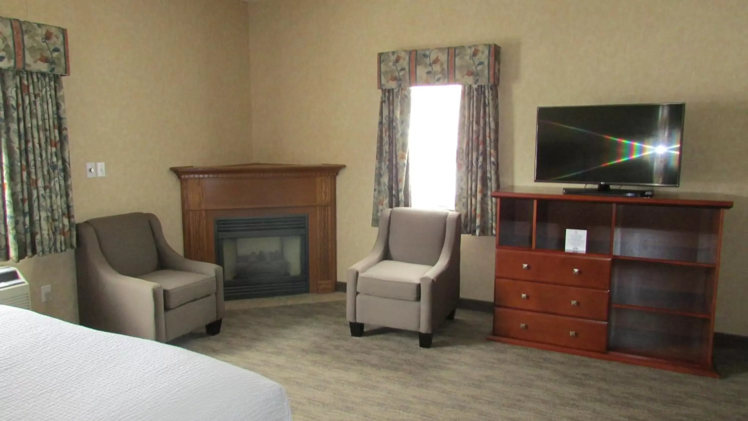 Seating area, TV/Entertainment Center in Days Inn & Suites by Wyndham Brooks
