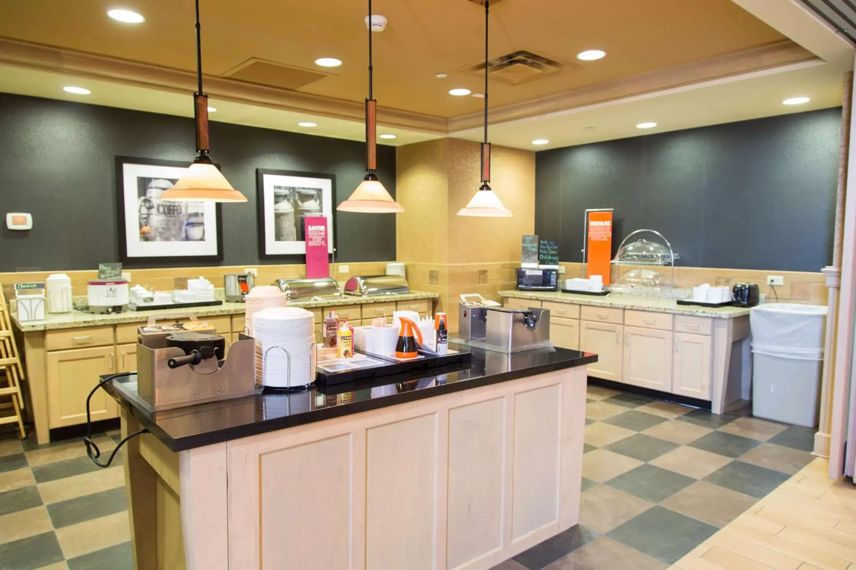 Breakfast, Kitchen/Kitchenette in Hampton Inn & Suites Dodge City