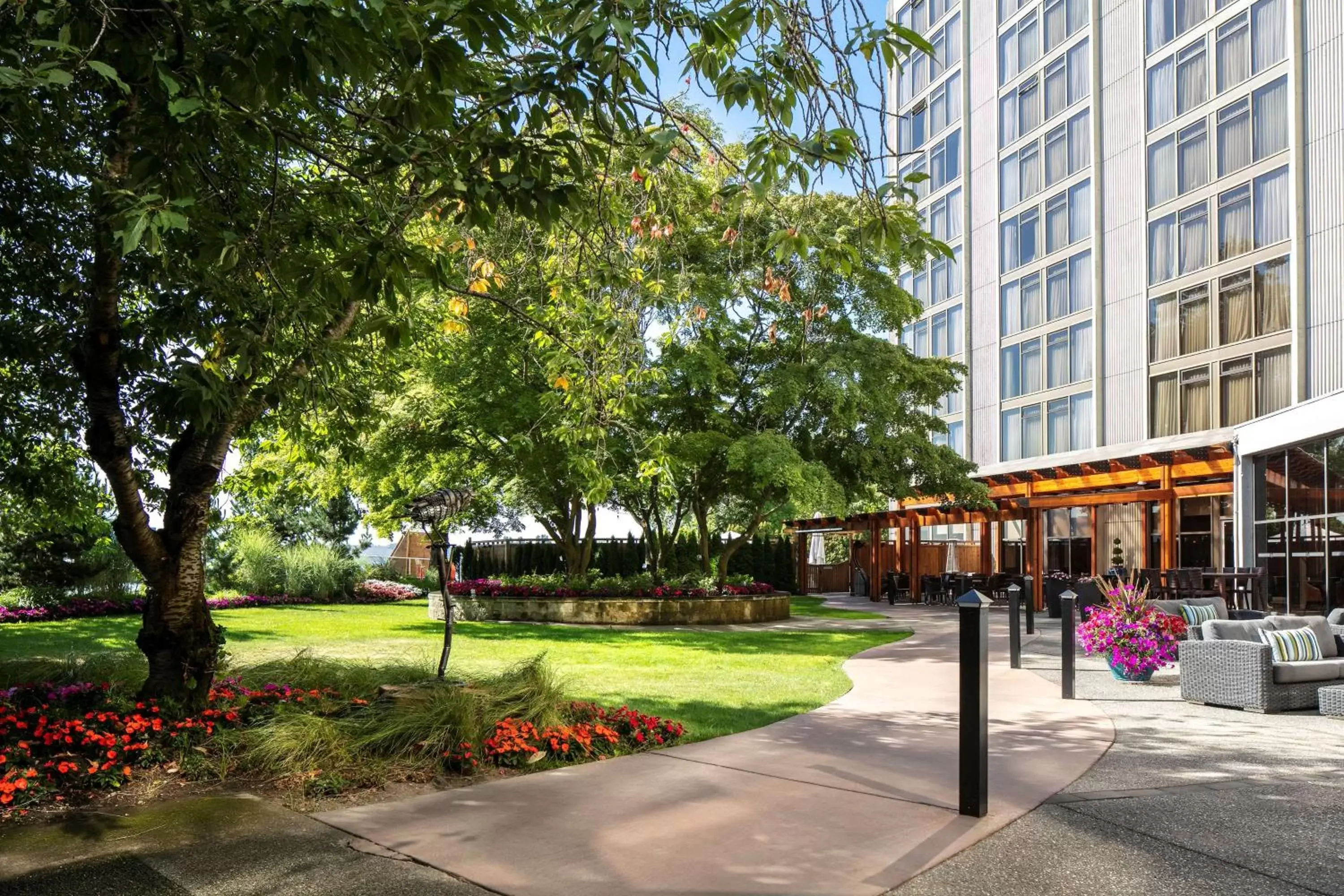 Property Building in Radisson Blu Vancouver Airport Hotel & Marina Property Building in Radisson Blu Vancouver Airport Hotel & Marina