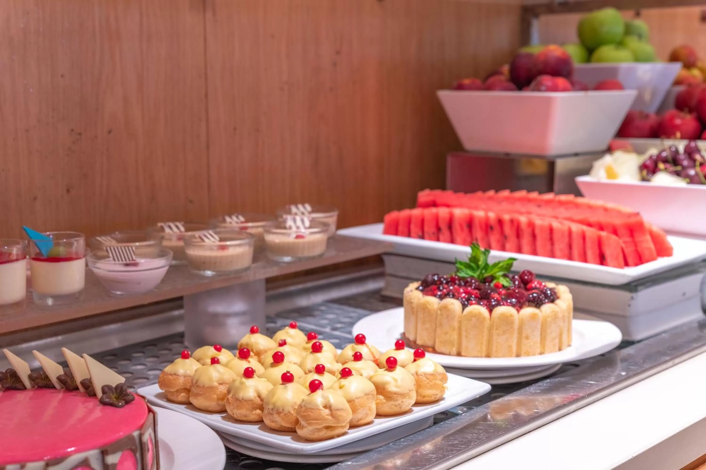 Restaurant/places to eat in Napa Mermaid Hotel & Suites