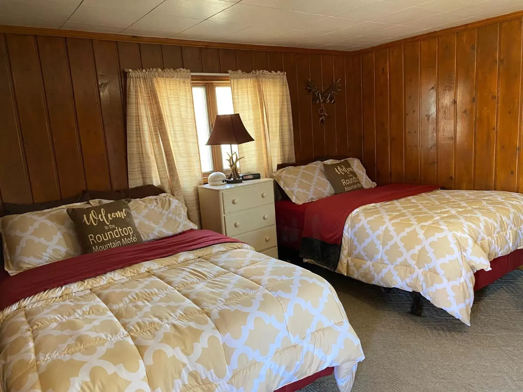Cabin with kitchenette Queen in Roundtop Mountain Vista - Cabins and Motel Cabin with kitchenette Queen in Roundtop Mountain Vista - Cabins and Motel