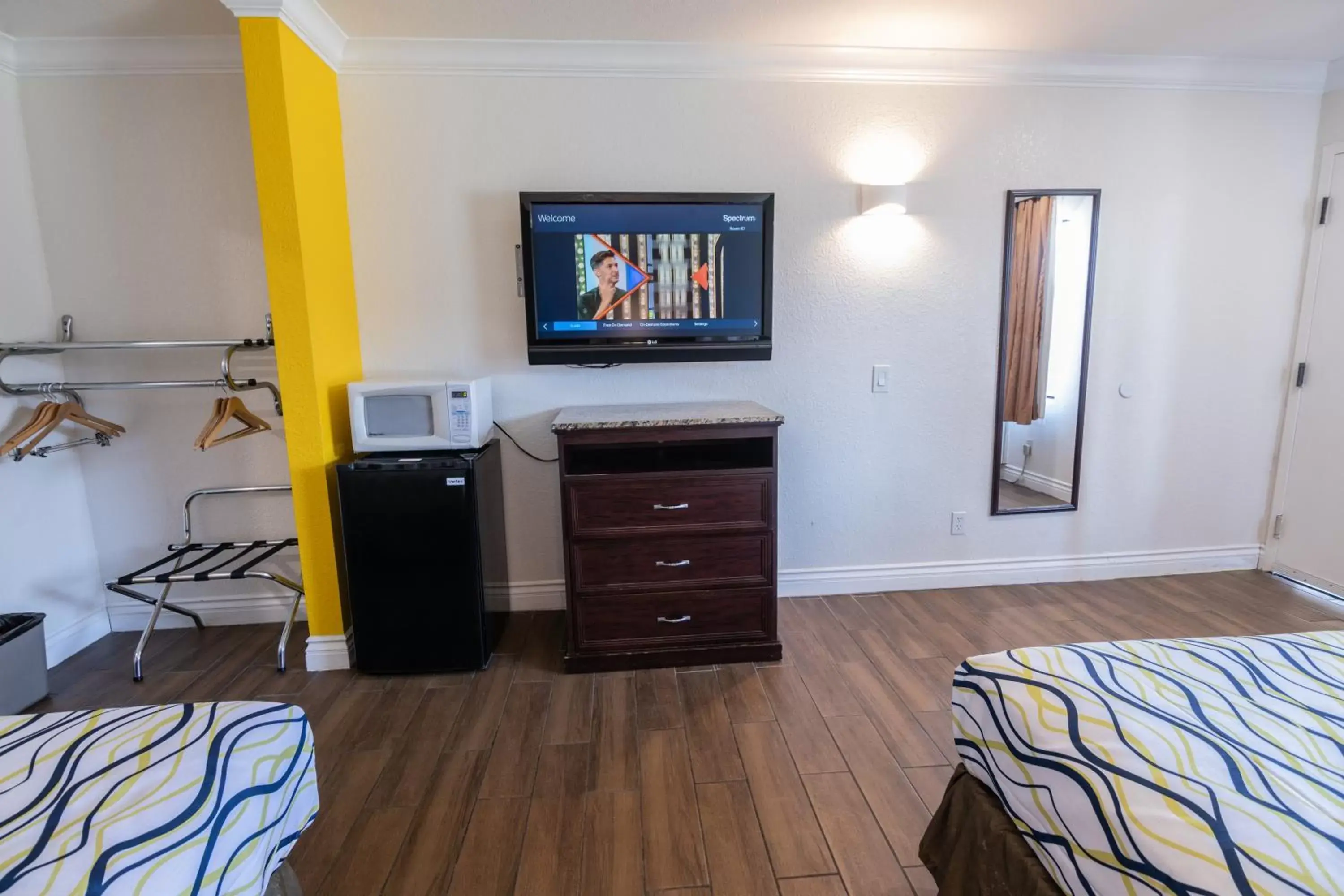 Bed, TV/Entertainment Center in Hospitality Inn