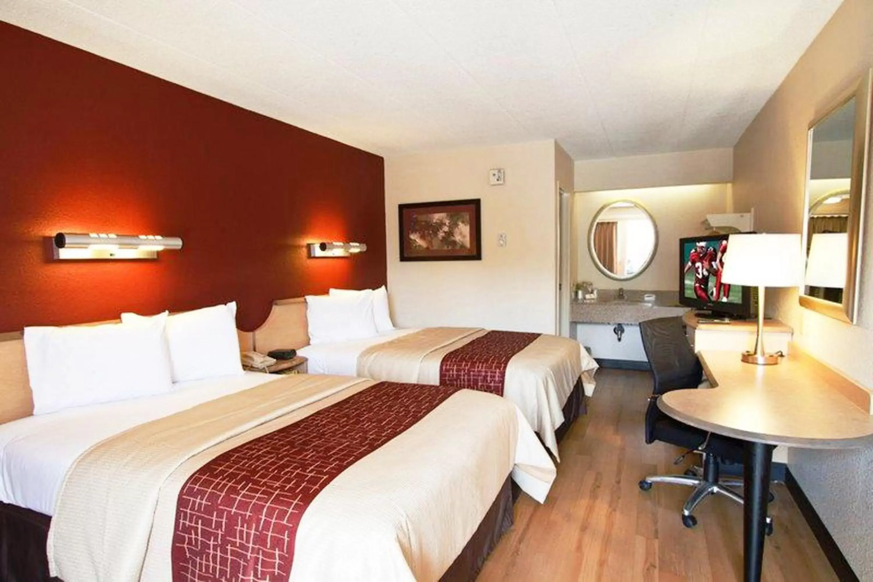 Photo of the whole room, Bed in Red Roof Inn Enfield