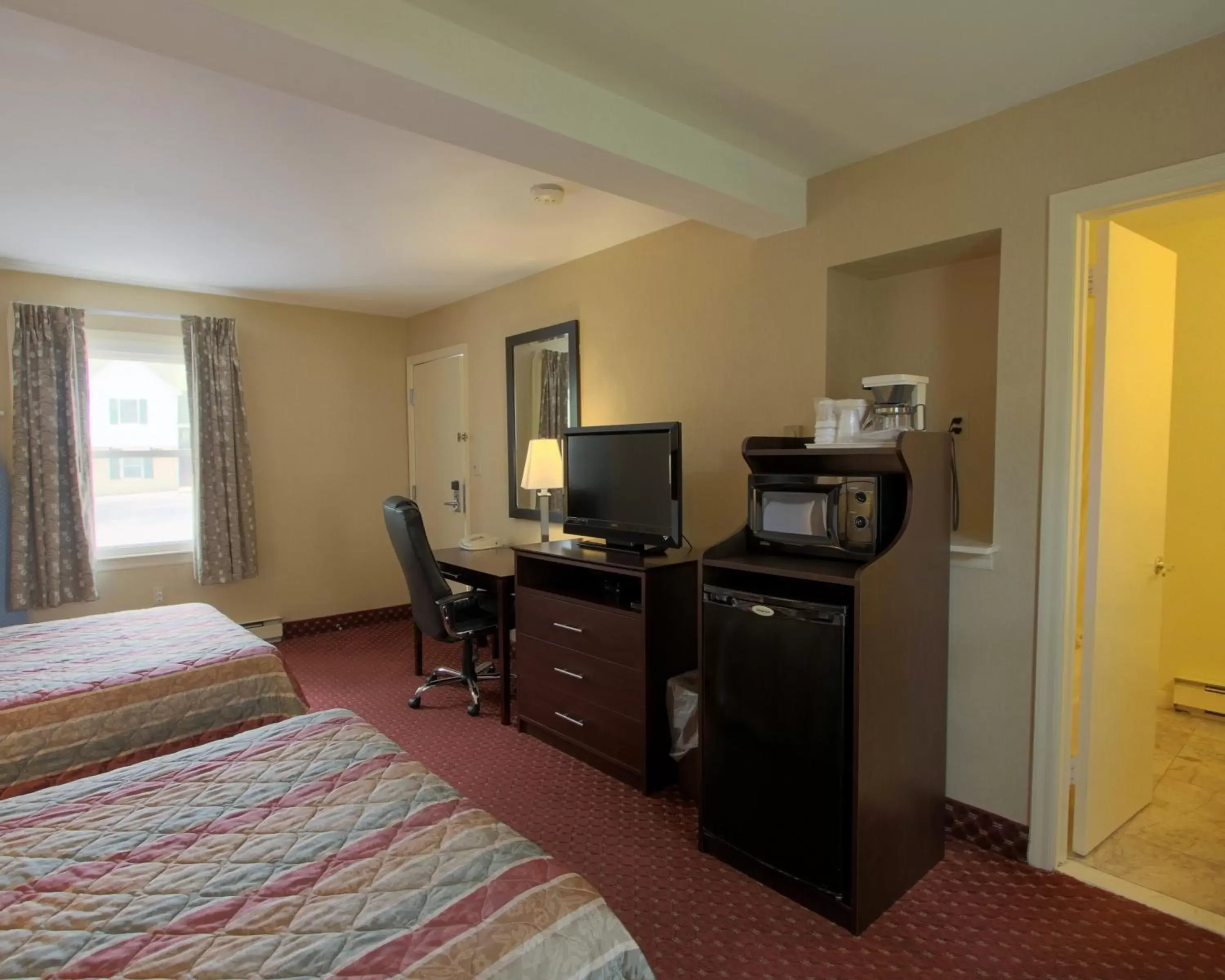 Bed, TV/Entertainment Center in Rodeway Inn & Suites Hershey