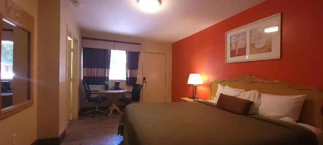 Photo of the whole room, Bed in Lakeview Inn
