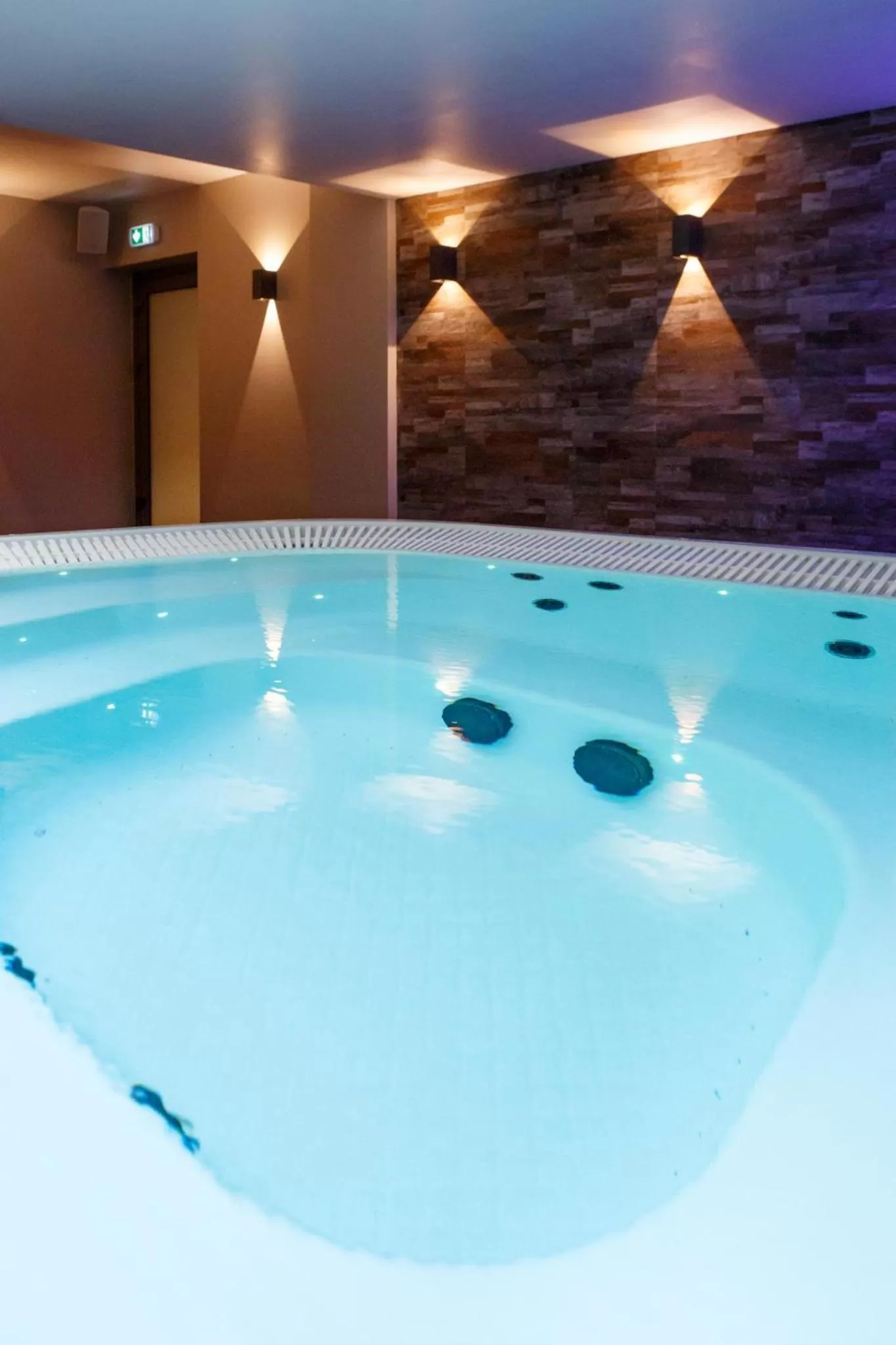 Hot Tub in Best Western Les Bains Hotel et SPA