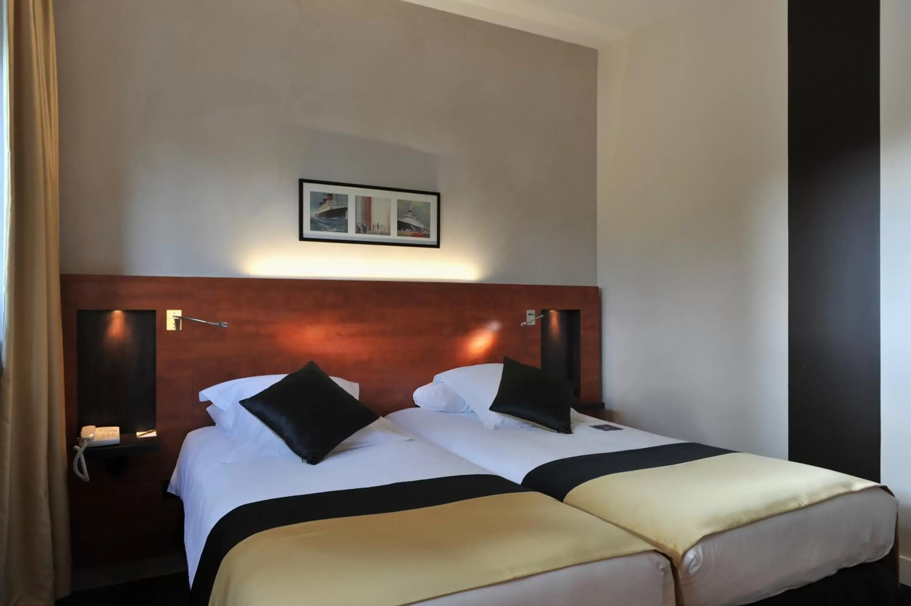 Photo of the whole room, Bed in Mercure Maurepas Saint Quentin
