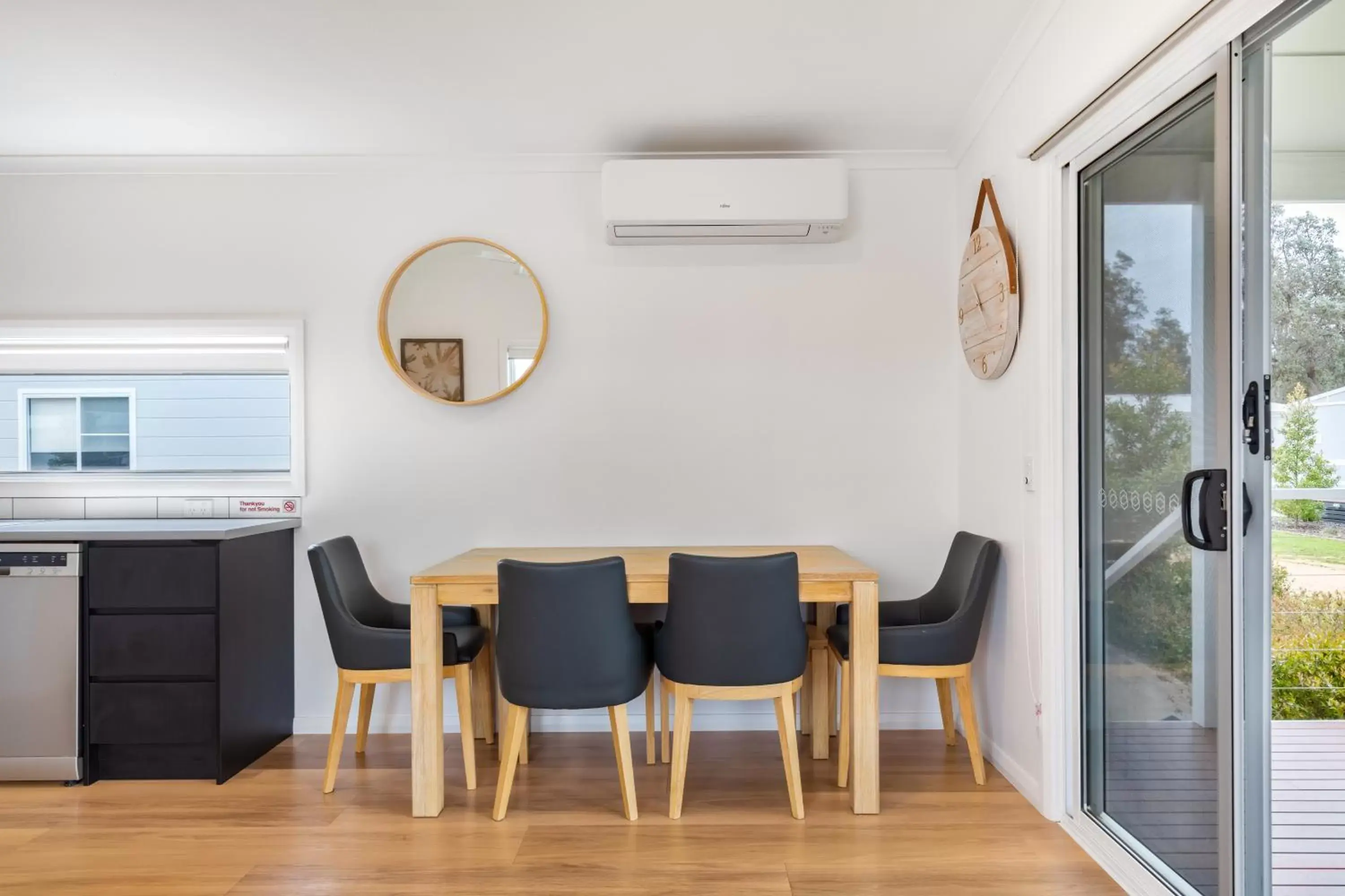 Kitchen or kitchenette, Dining Area in Seahorse Inn Hotel & Villas