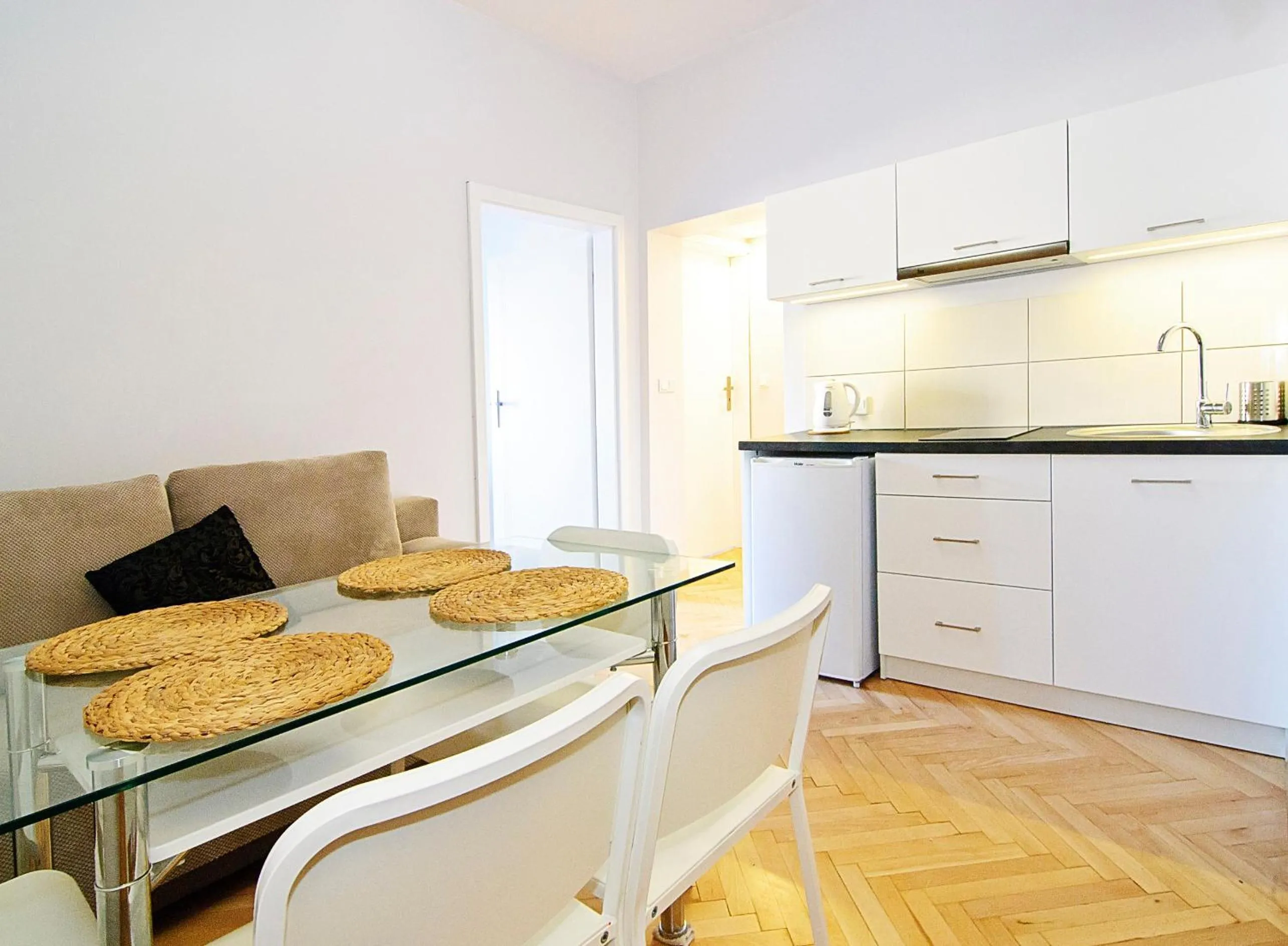Kitchen or kitchenette in P&J Apartments Floriańska