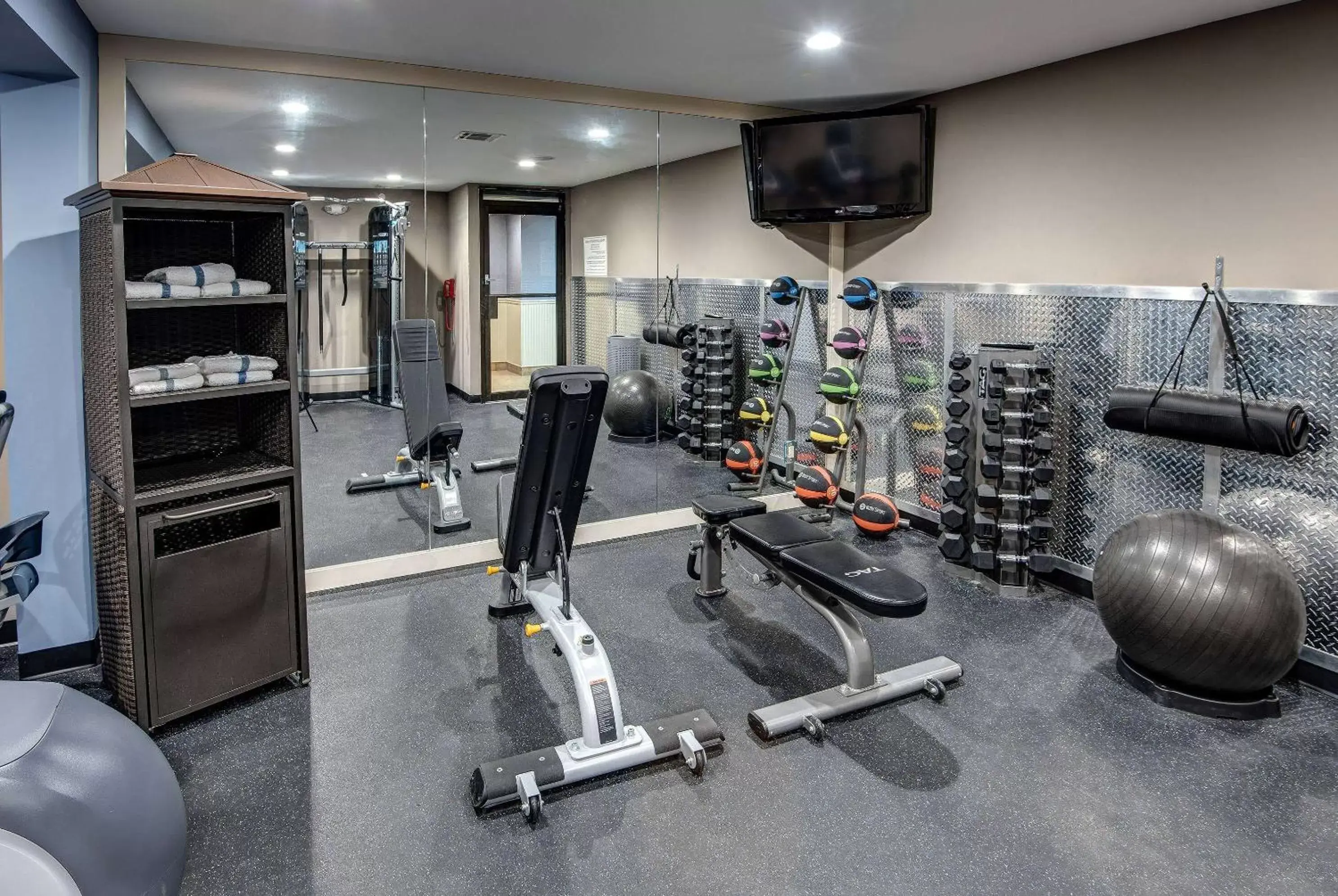 Fitness centre/facilities, Fitness Center/Facilities in Days Hotel by Wyndham Toms River Jersey Shore