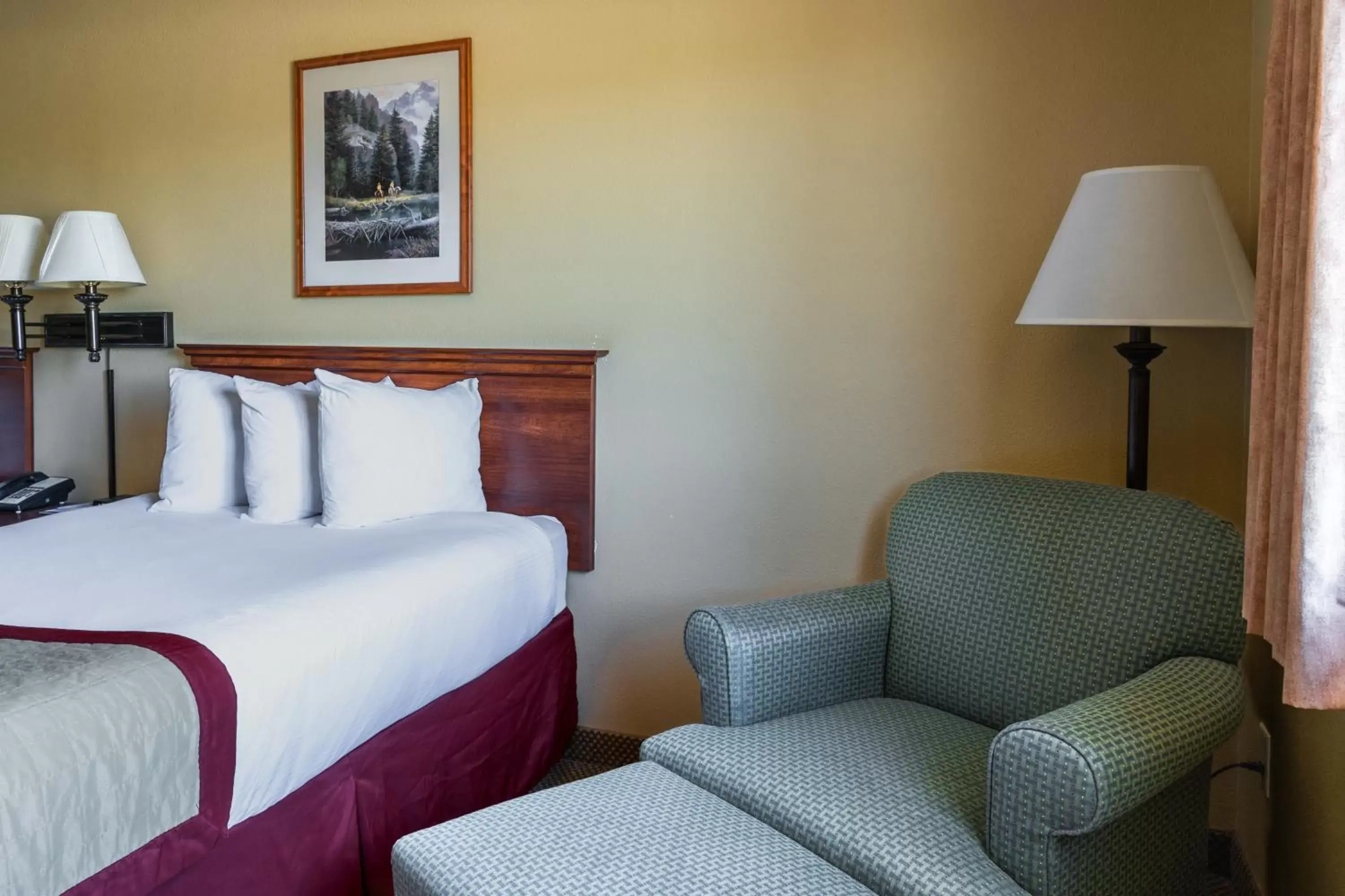 Bedroom, Bed in Pinedale Hotel & Suites
