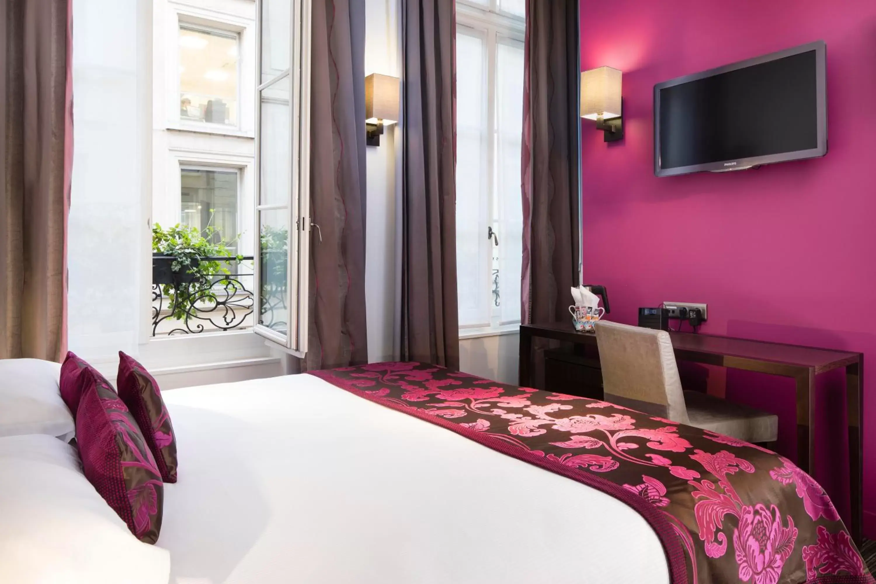 Bedroom, Bed in Hôtel Paris Louvre Opéra