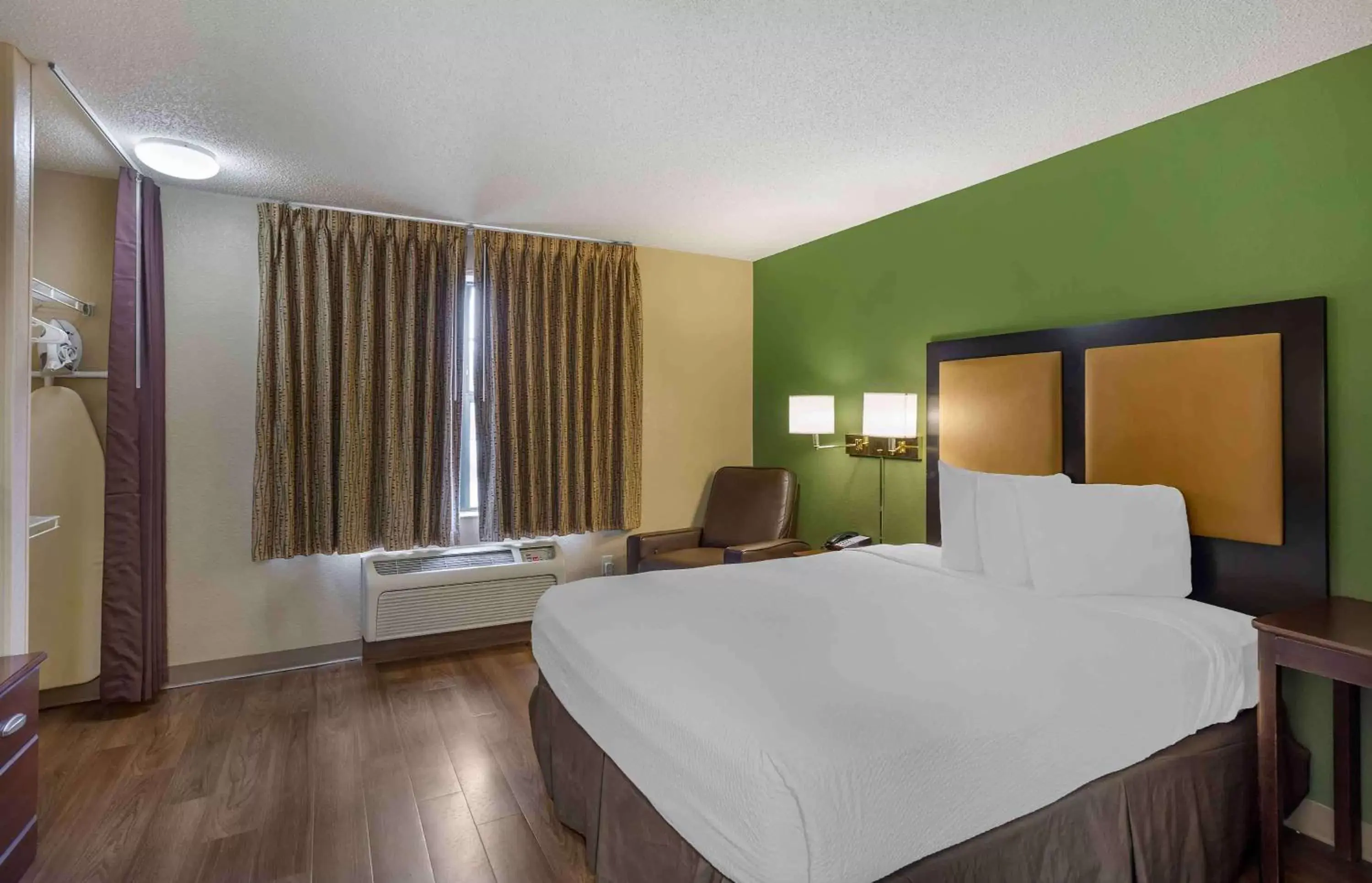 Bedroom, Bed in Extended Stay America Suites - Philadelphia - Horsham - Welsh Rd