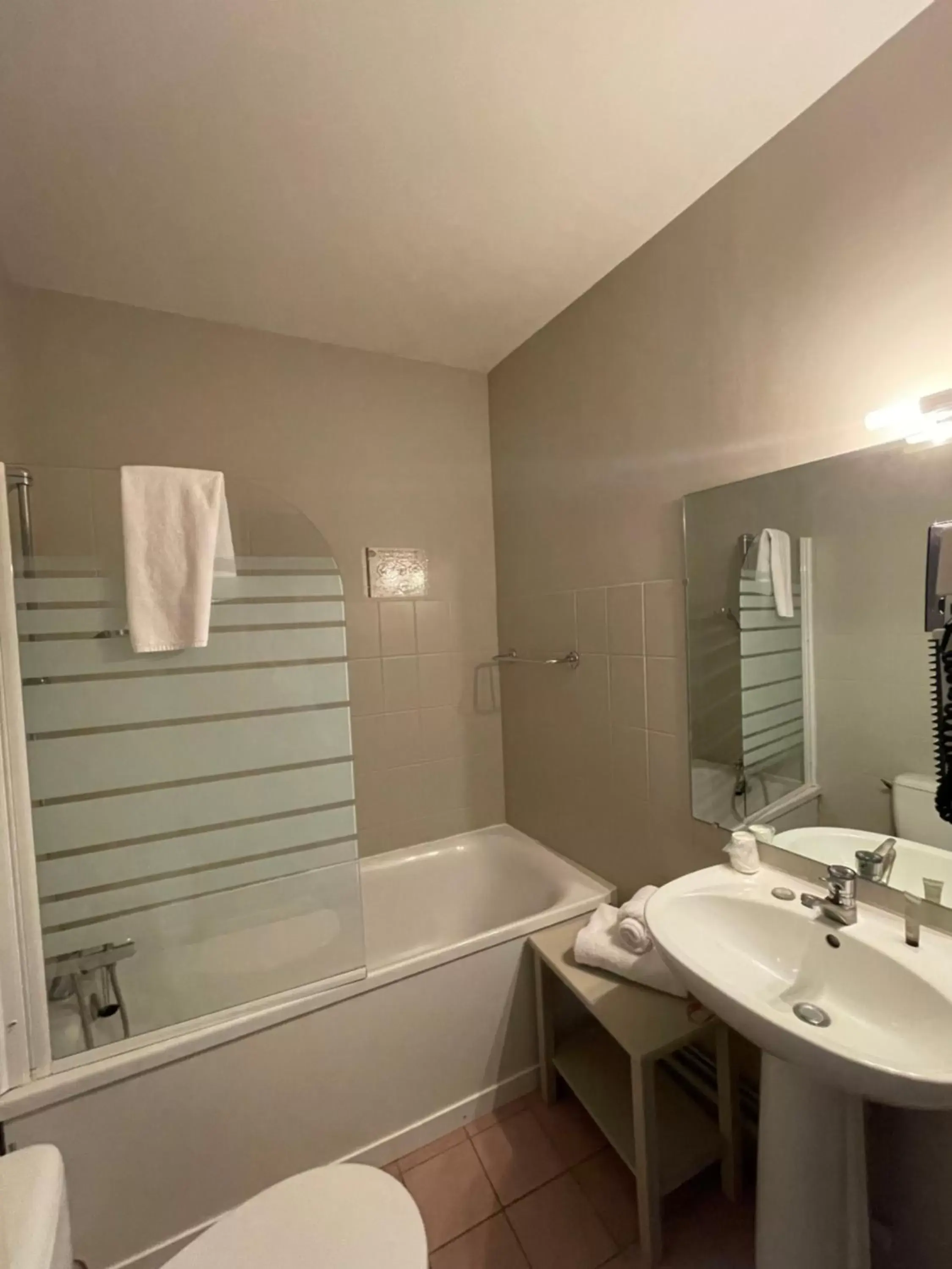 Bathroom in The Originals City, Hôtel de la Balance, Montbéliard