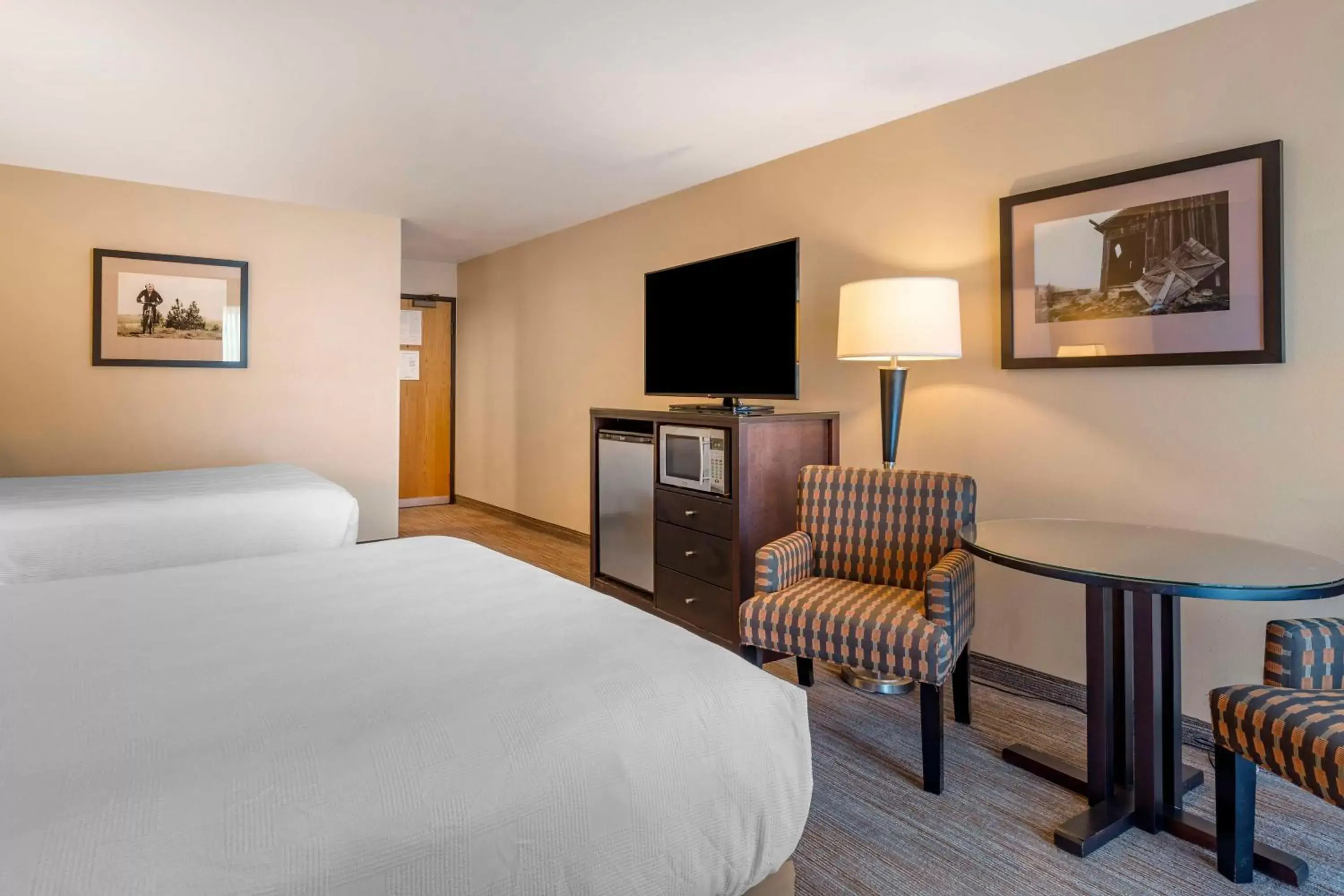 Bedroom, TV/Entertainment Center in Best Western Plus Hood River Inn