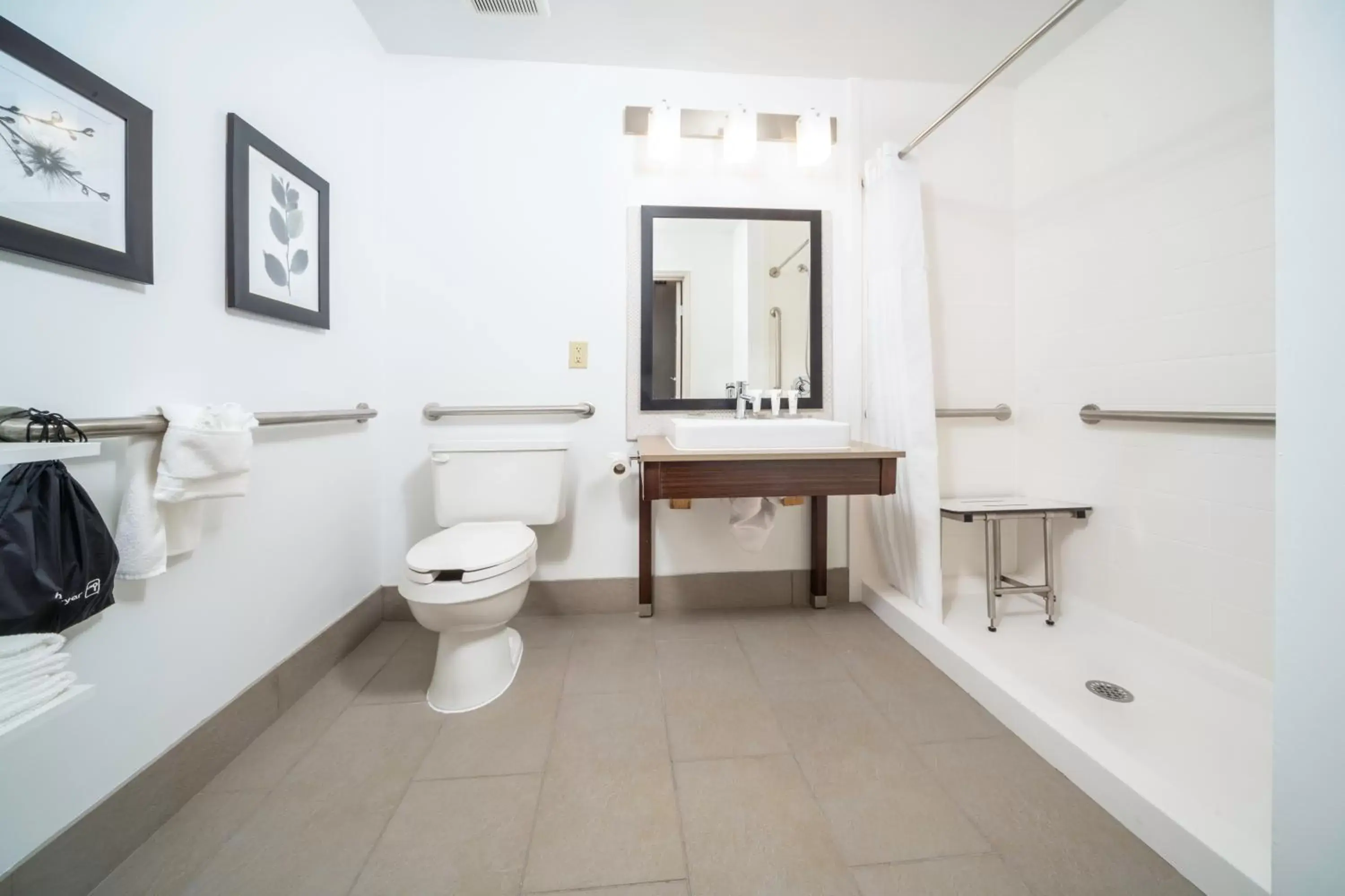 Bathroom in Country Inn & Suites by Radisson, Stone Mountain, GA