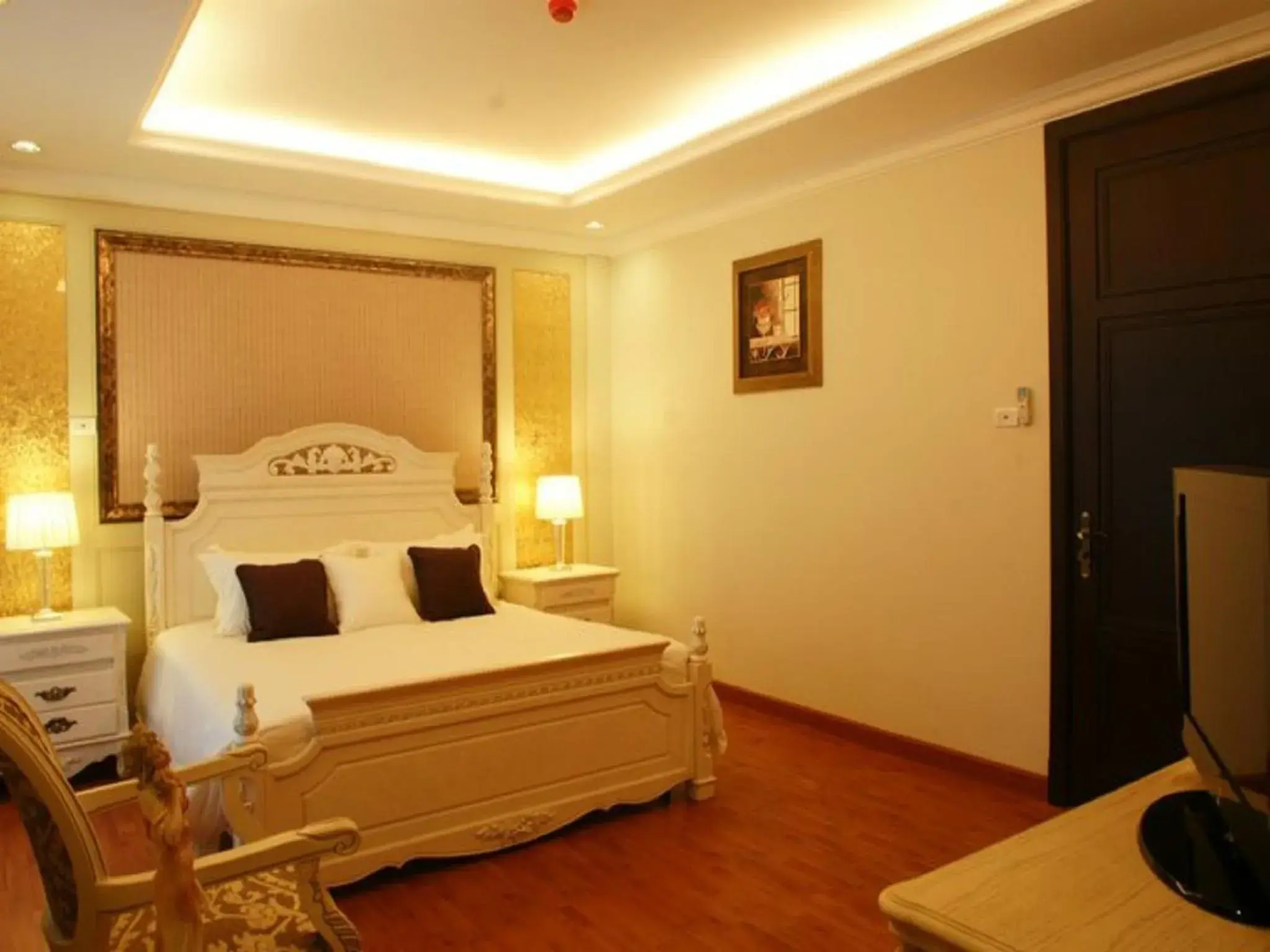 Photo of the whole room, Bed in Lk Legend Hotel