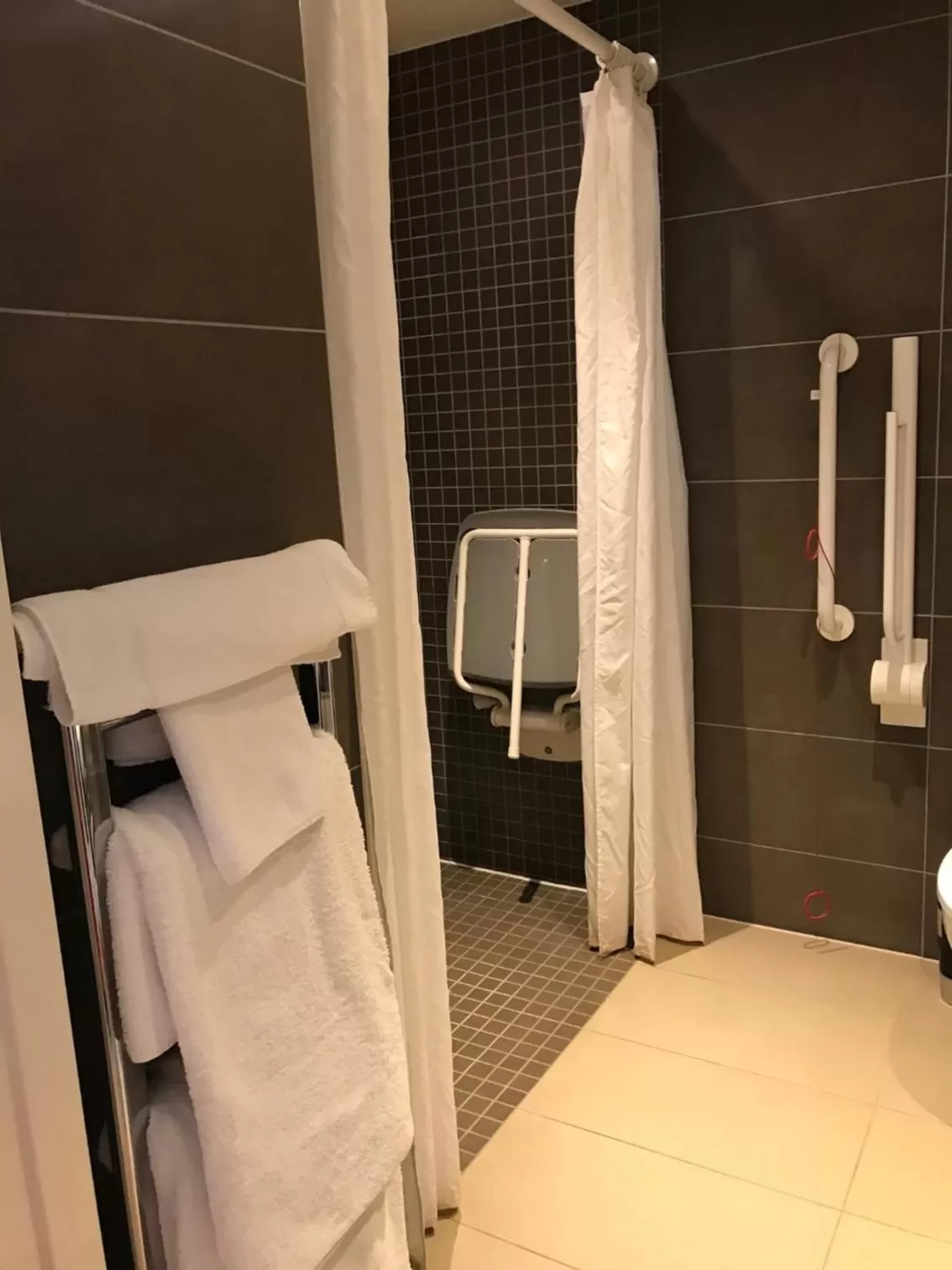 Bathroom, Bed in Lensfield Hotel