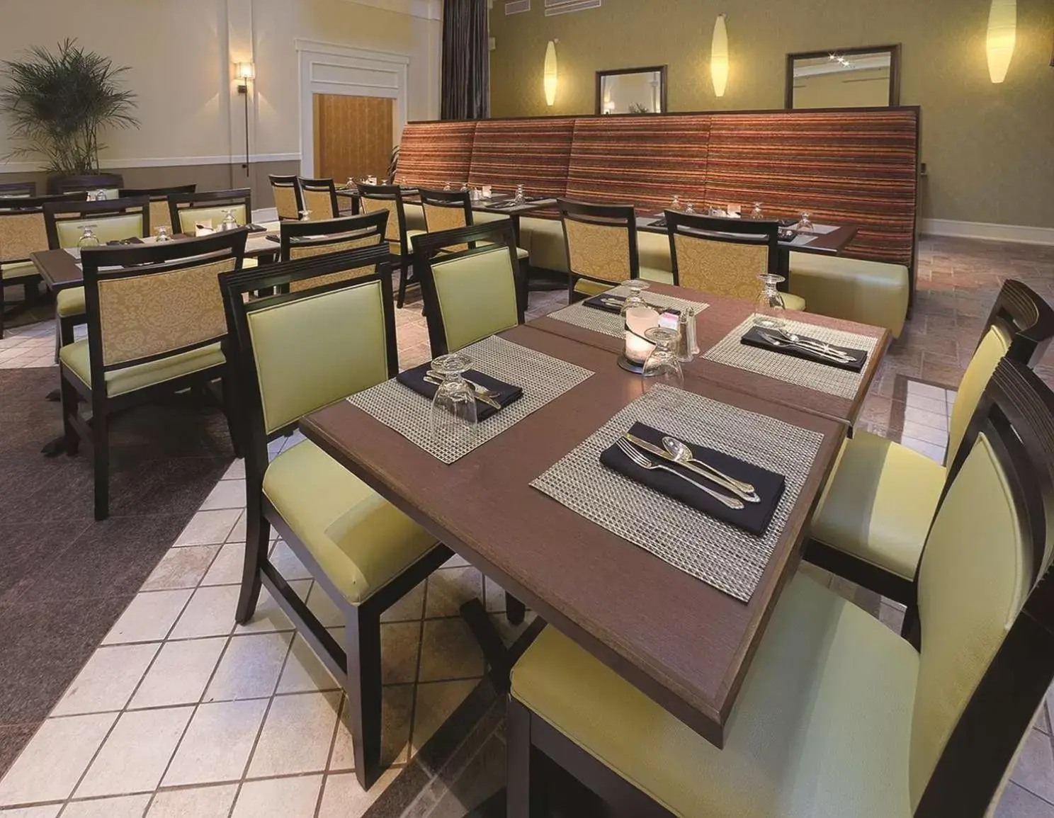 Dining area, Restaurant/Places to Eat in Doubletree Suites by Hilton at The Battery Atlanta