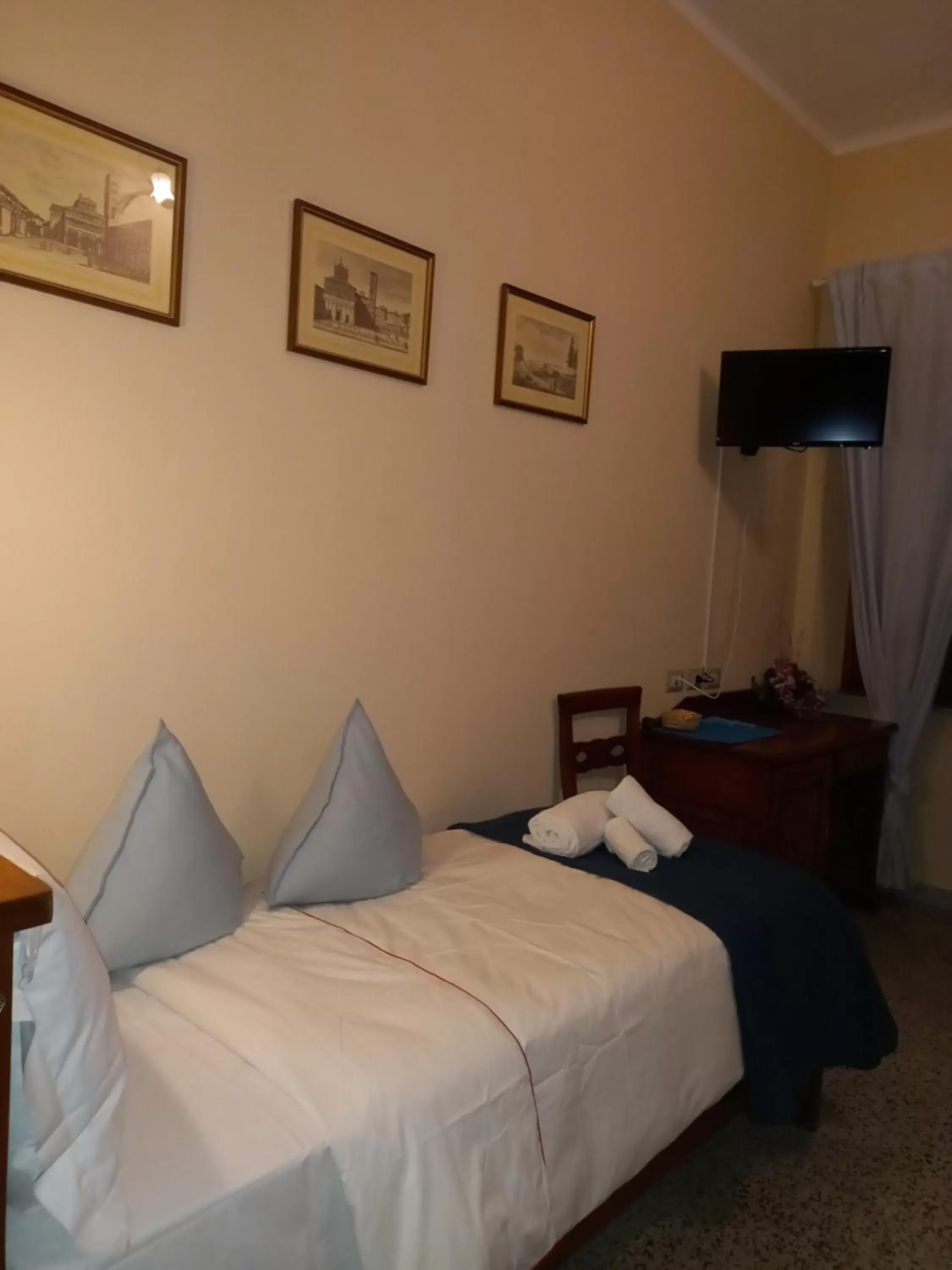 Bed in BnB Villa Melany vicino Centro