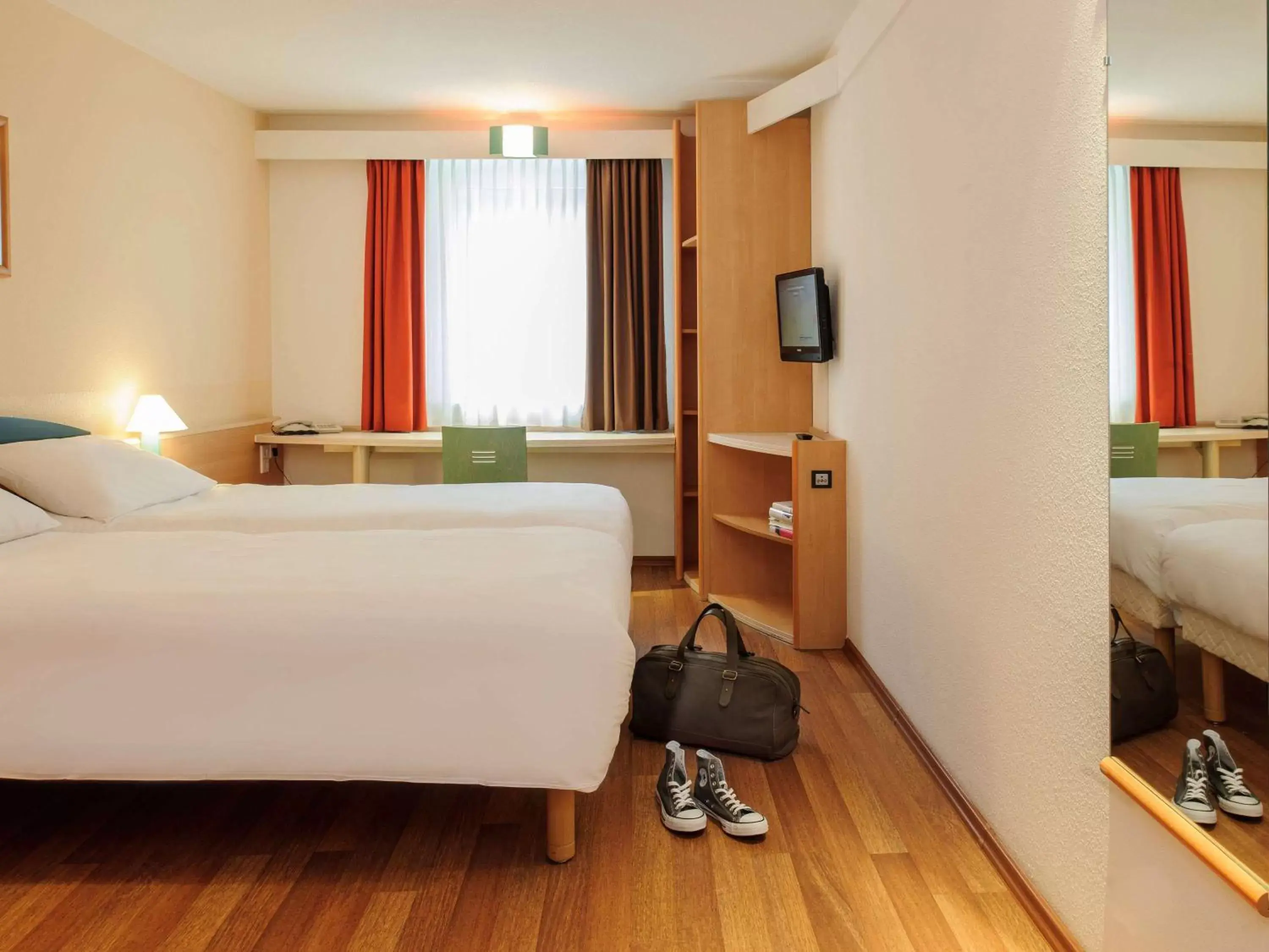 Photo of the whole room, Bed in ibis Jena City