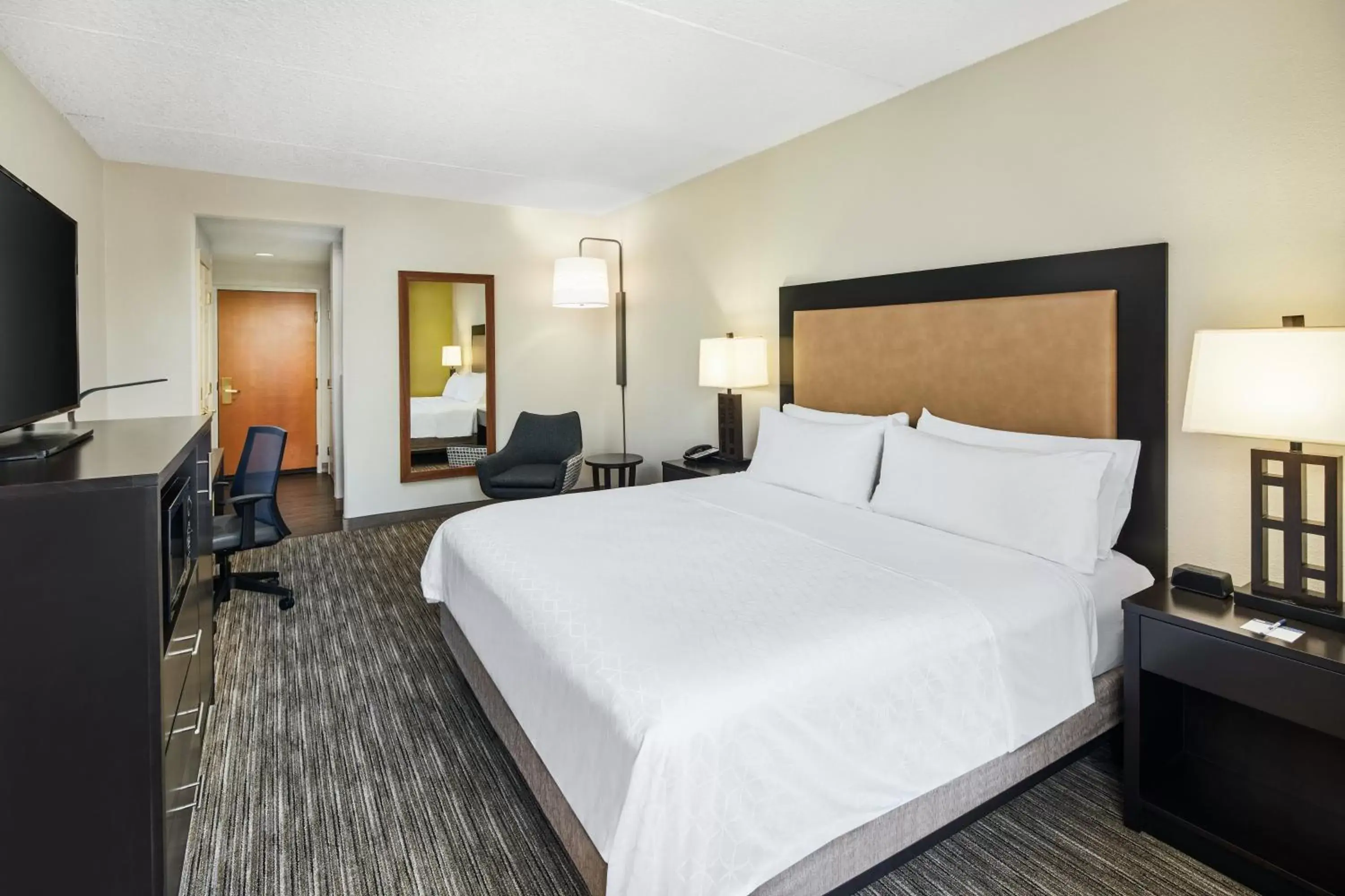 Photo of the whole room, Bed in Holiday Inn Express & Suites Jacksonville South East - Medical Center Area, an IHG Hotel