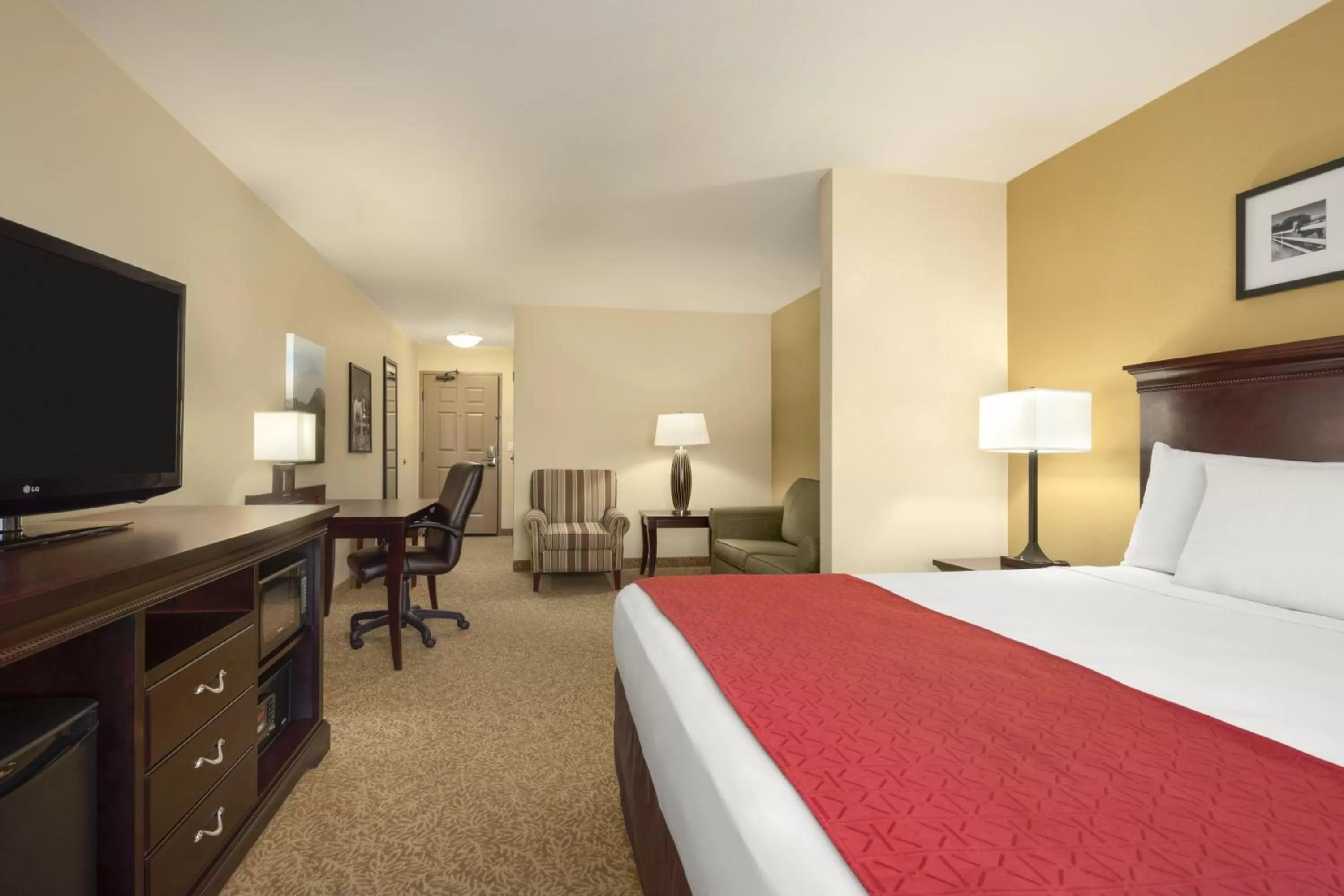 Photo of the whole room, Bed in Country Inn & Suites by Radisson, Minot, ND