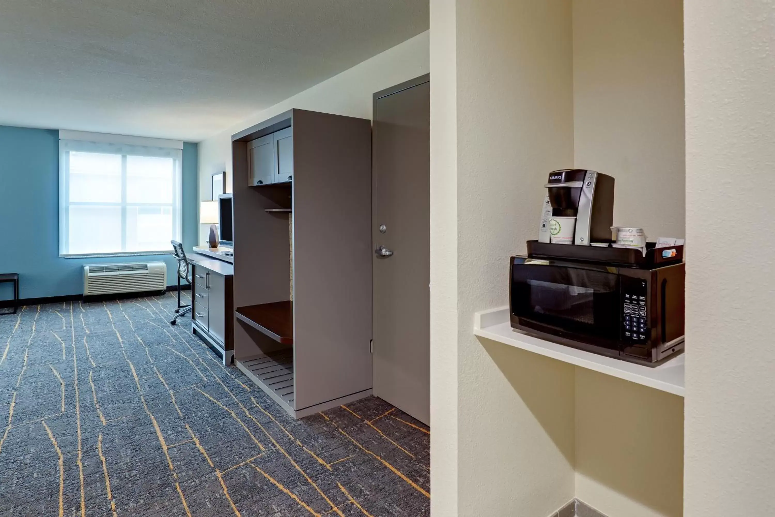 Coffee/tea facilities, TV/Entertainment Center in Holiday Inn Mobile Airport, an IHG Hotel