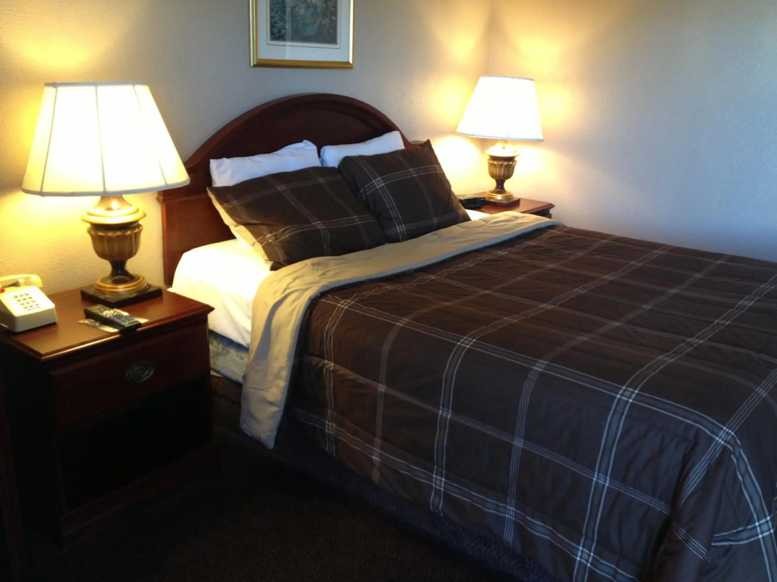 Bed in Park Avenue Inn & Suites