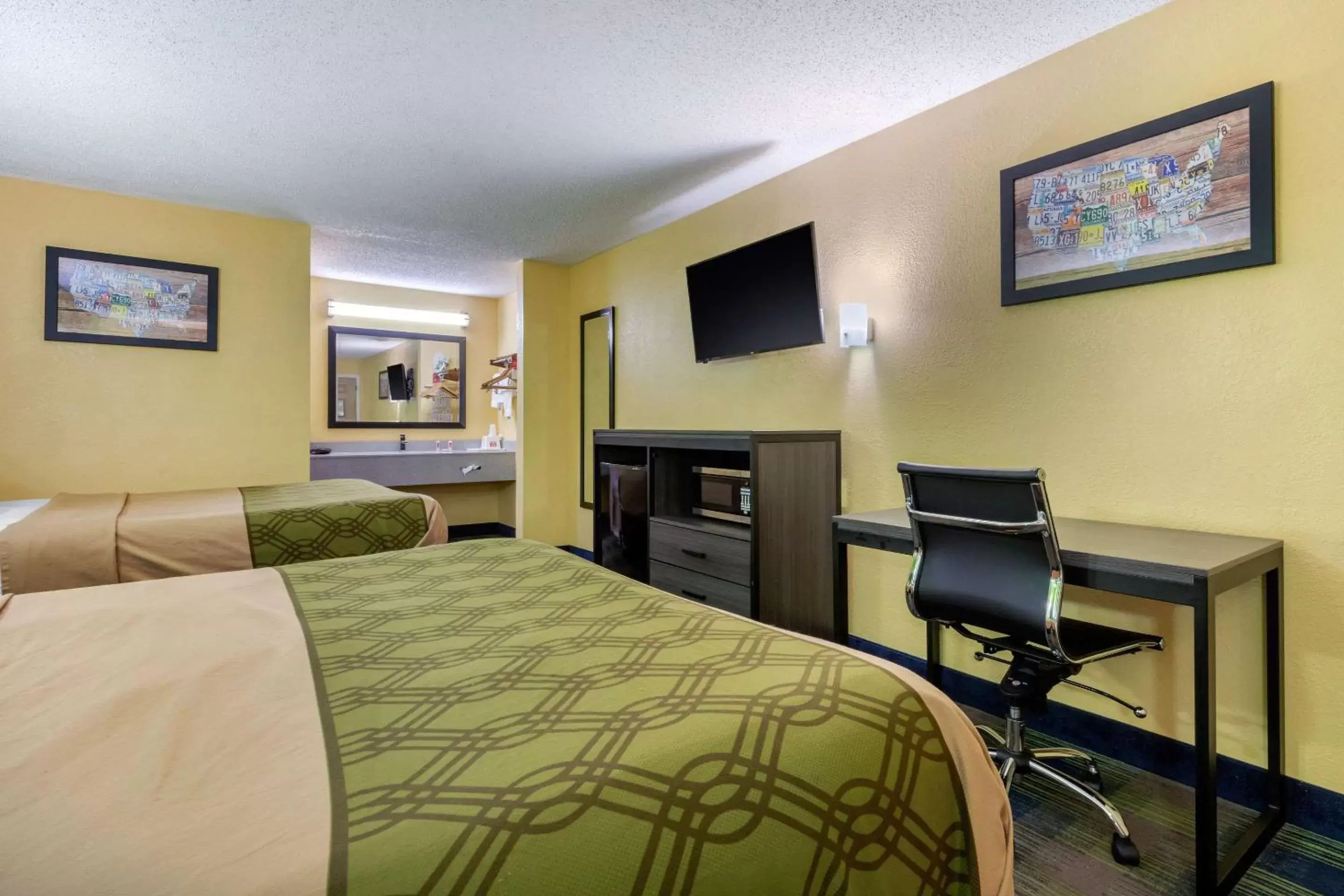 Photo of the whole room, Bed in Econo Lodge Nashville Airport East