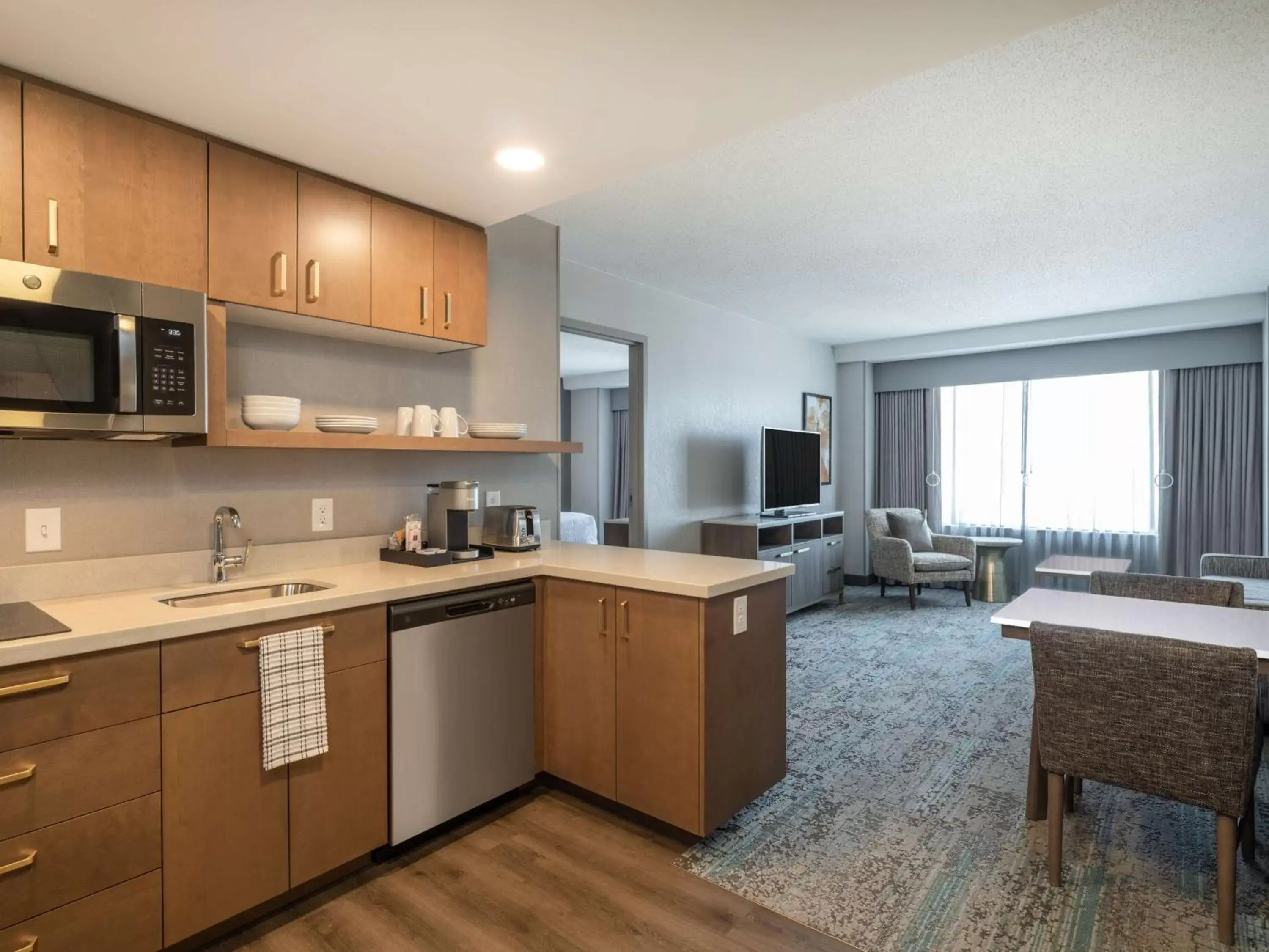 Living room, Kitchen/Kitchenette in Homewood Suites By Hilton Toledo Downtown