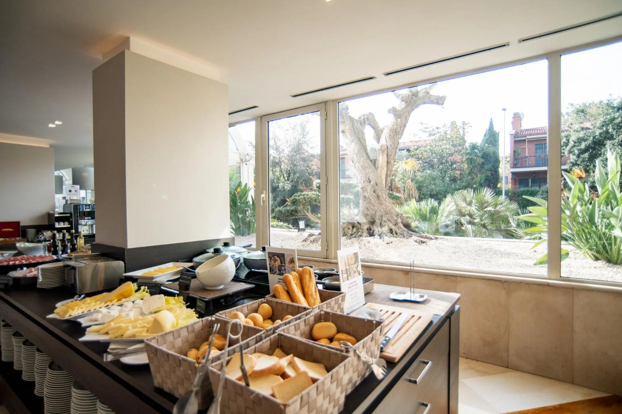 Restaurant/places to eat in Mercure Roma West