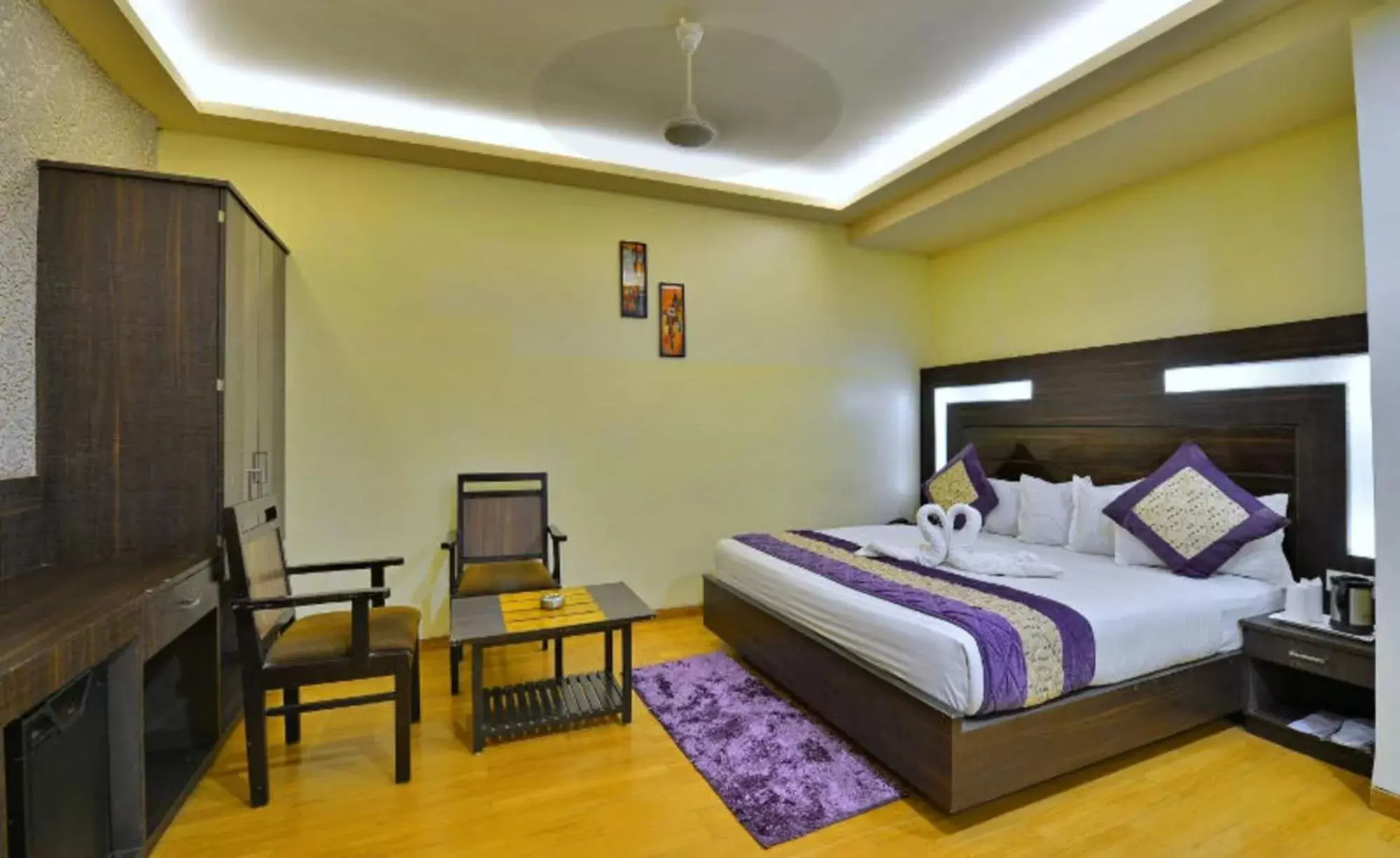 Bed in Hotel Samrat