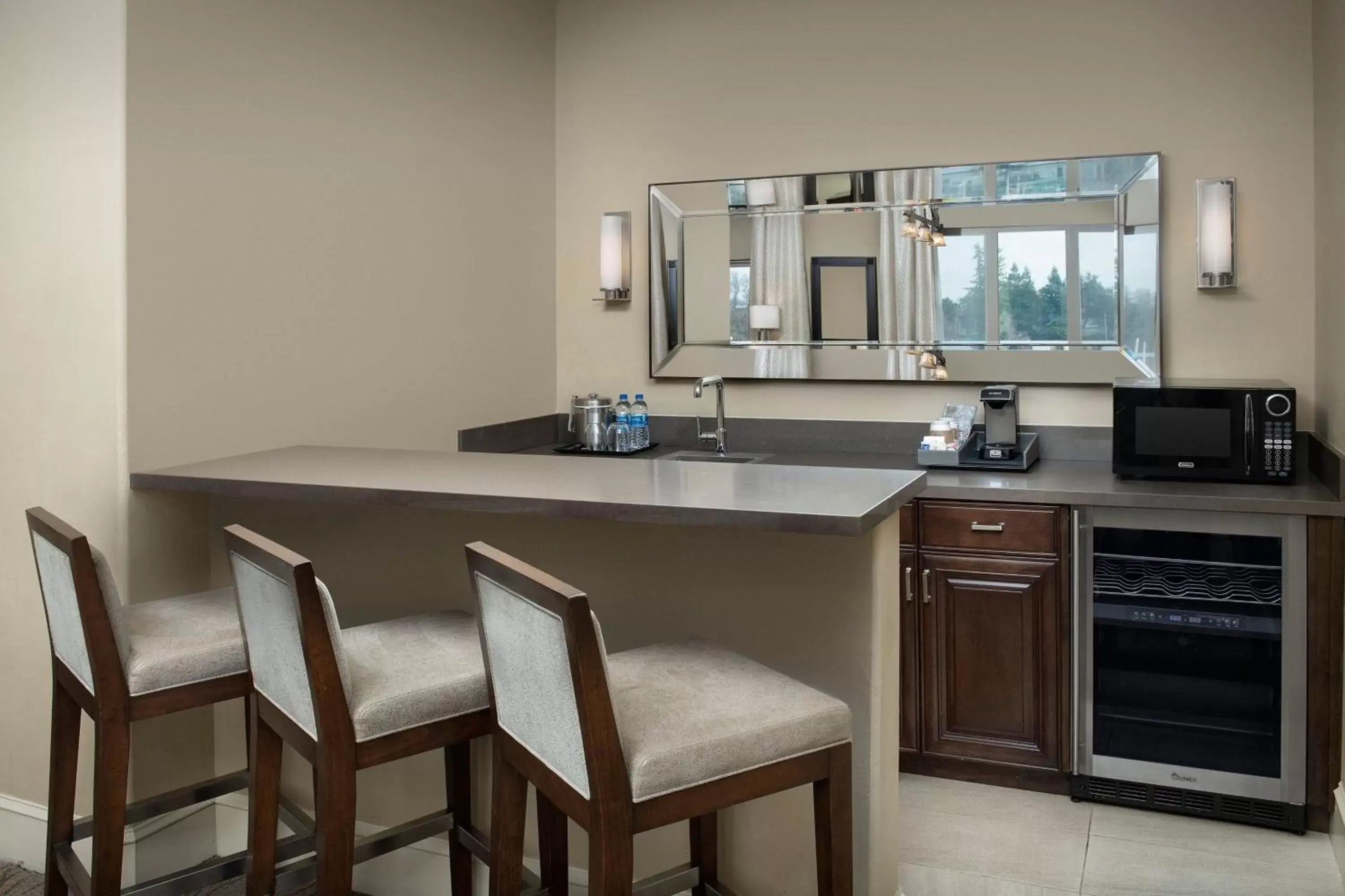 Photo of the whole room, Kitchen/Kitchenette in The Westin Sacramento