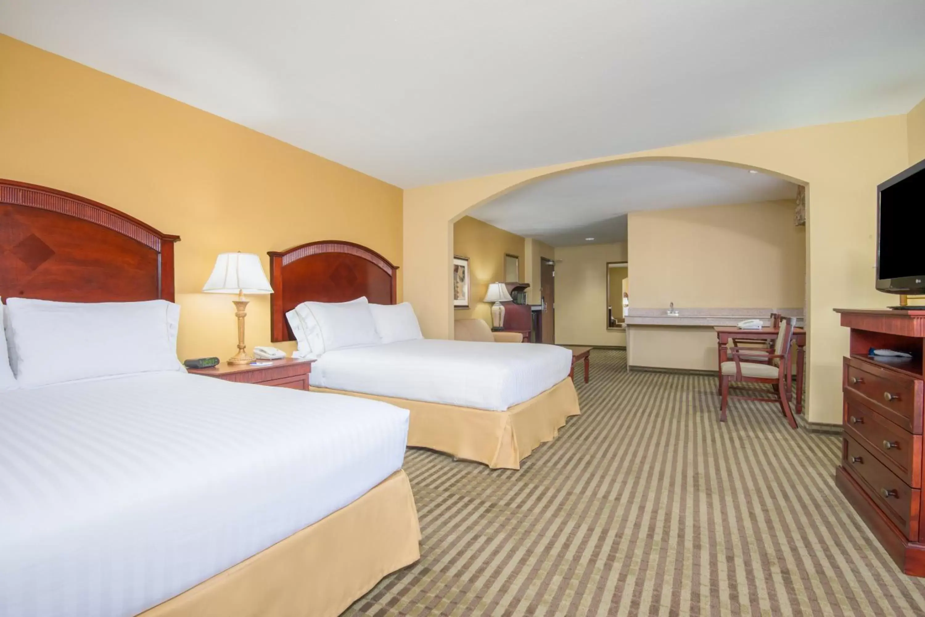 Photo of the whole room, Bed in Holiday Inn Express Enid-Highway 412, an IHG Hotel