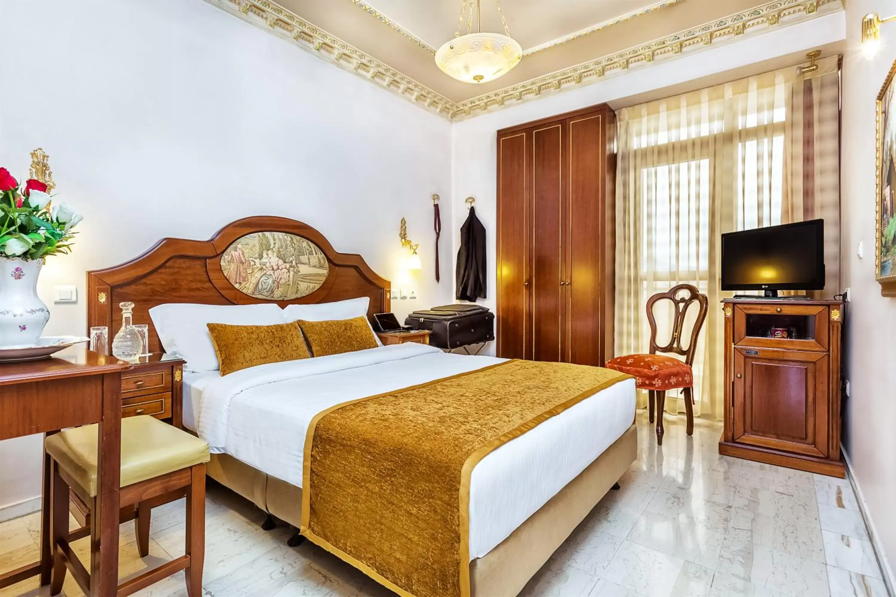 Photo of the whole room, Bed in Imperial Palace Classical Hotel Thessaloniki