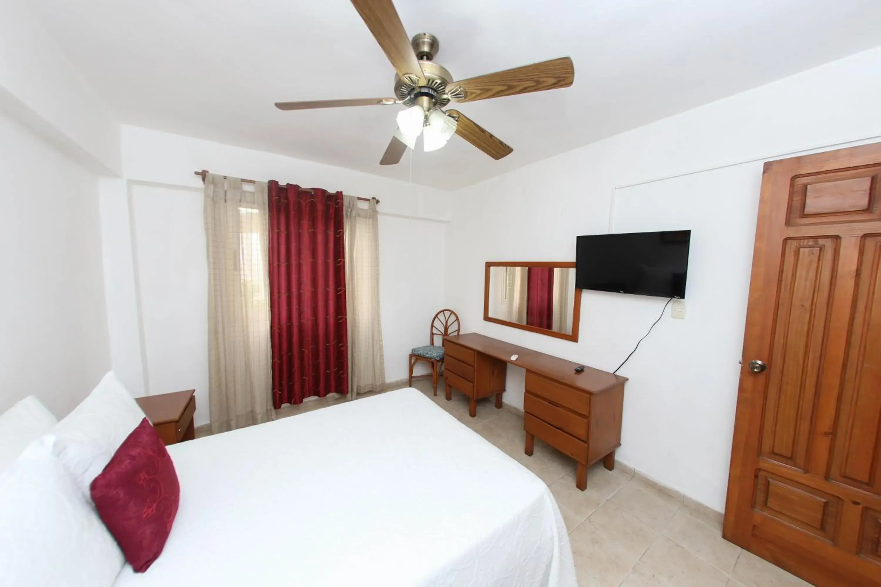 Communal lounge/ TV room, Bed in Acuarium Suite Resort