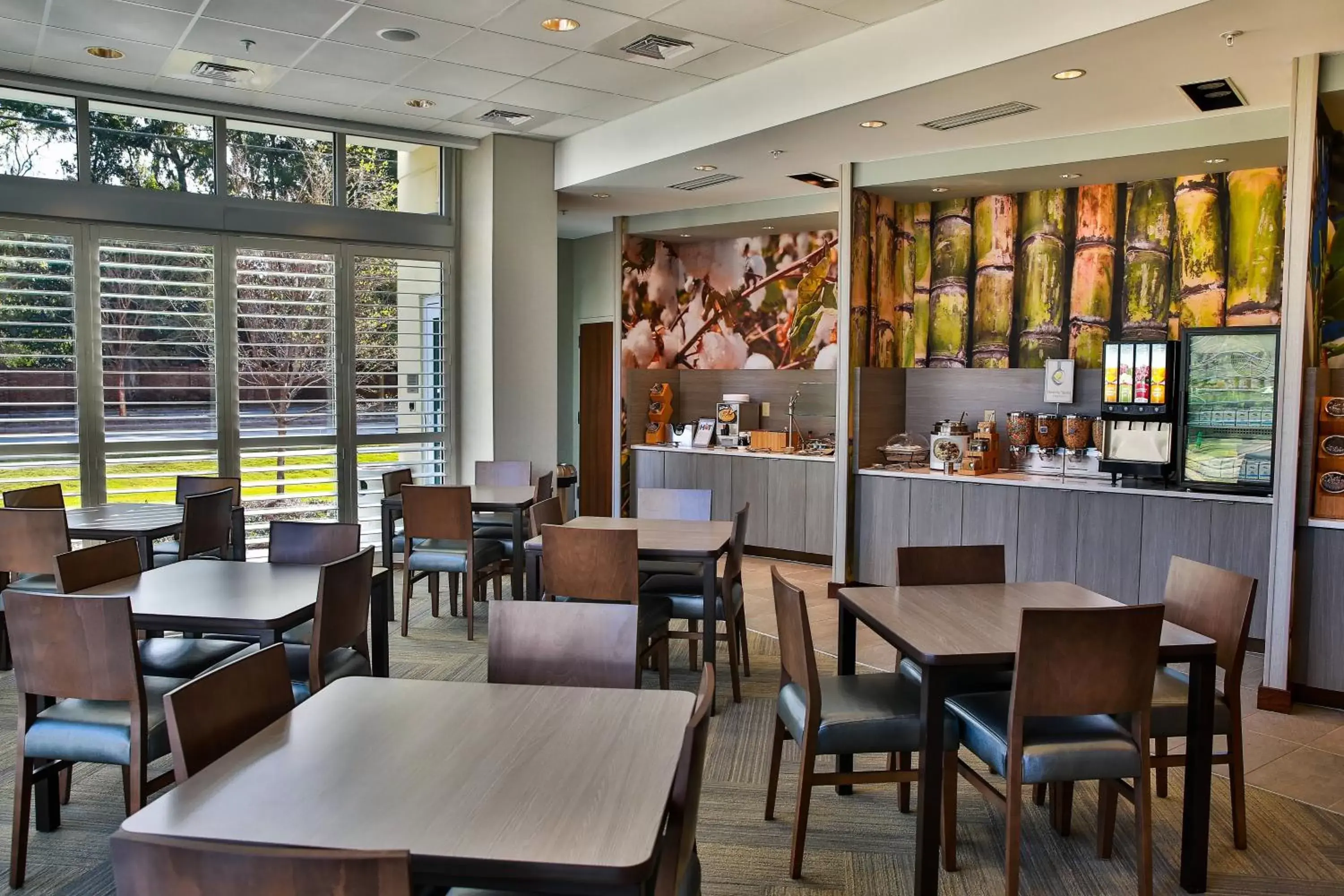 Restaurant/Places to Eat in Fairfield Inn & Suites by Marriott Savannah Midtown