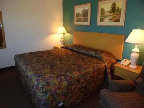 Bedroom, Bed in Herington Inn and Suites