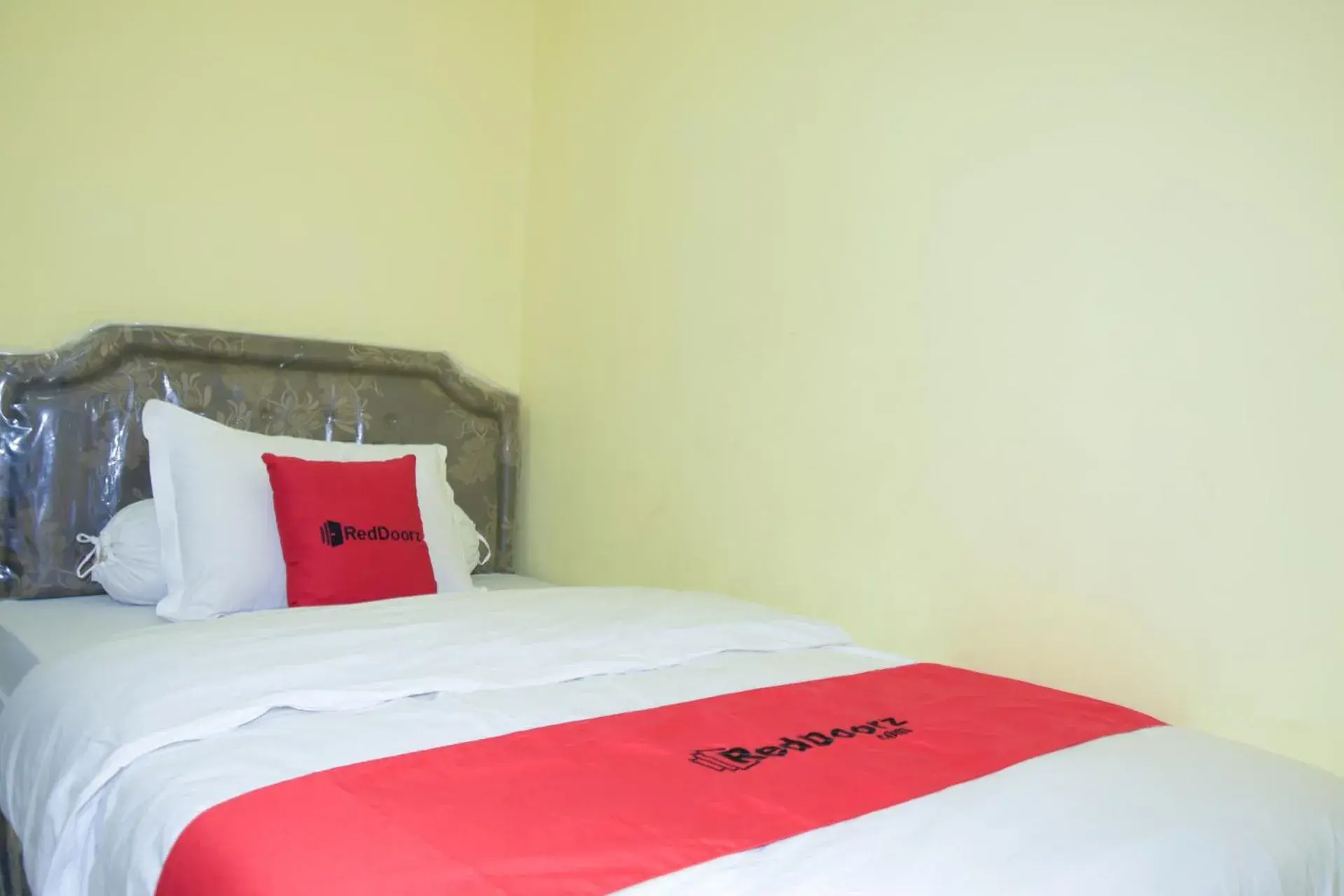 Bedroom, Bed in RedDoorz Syariah near Jogja City Mall 2