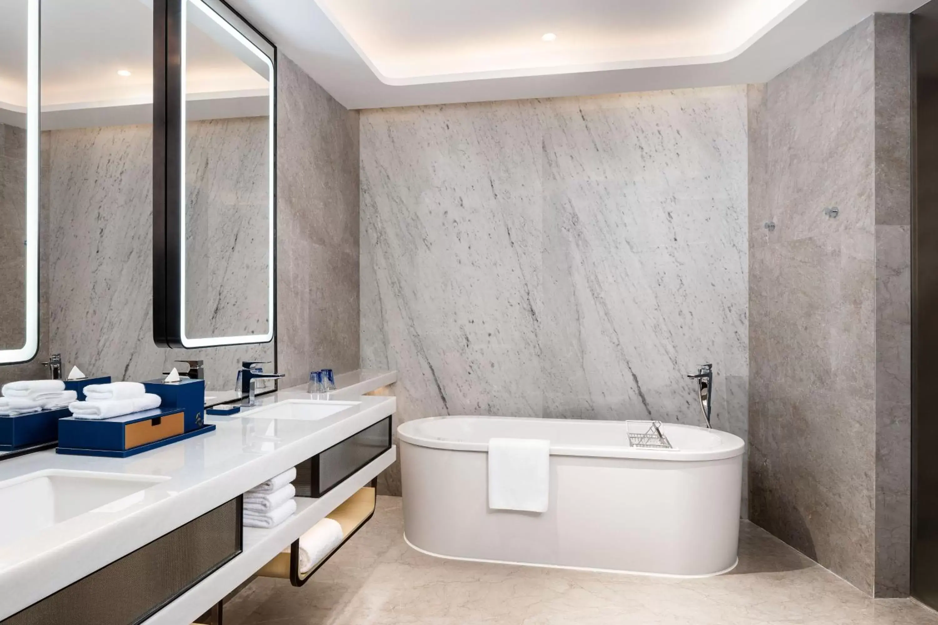 Bathroom in Renaissance Zhuhai Hotel