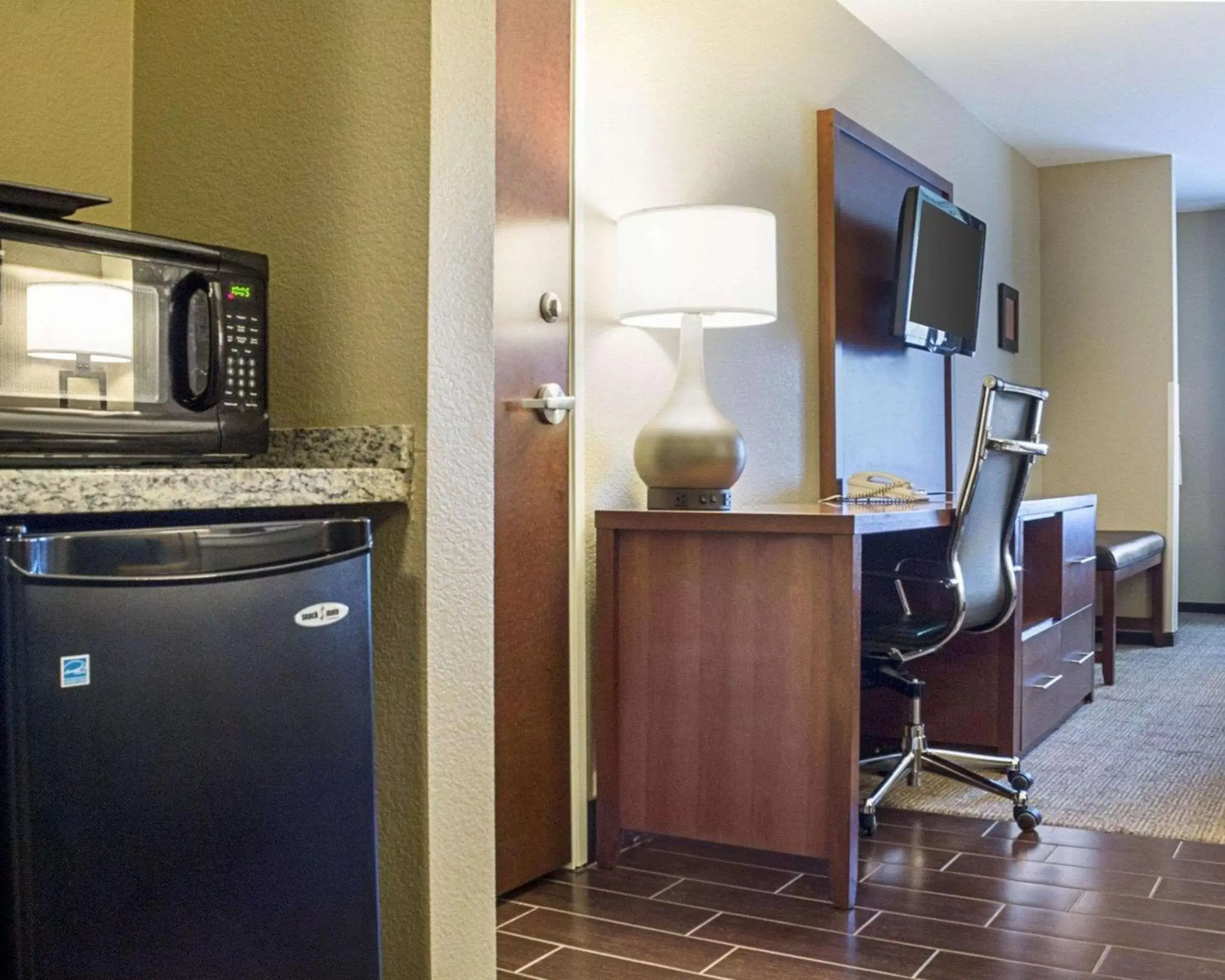 Photo of the whole room, Kitchen/Kitchenette in Comfort Suites Minot