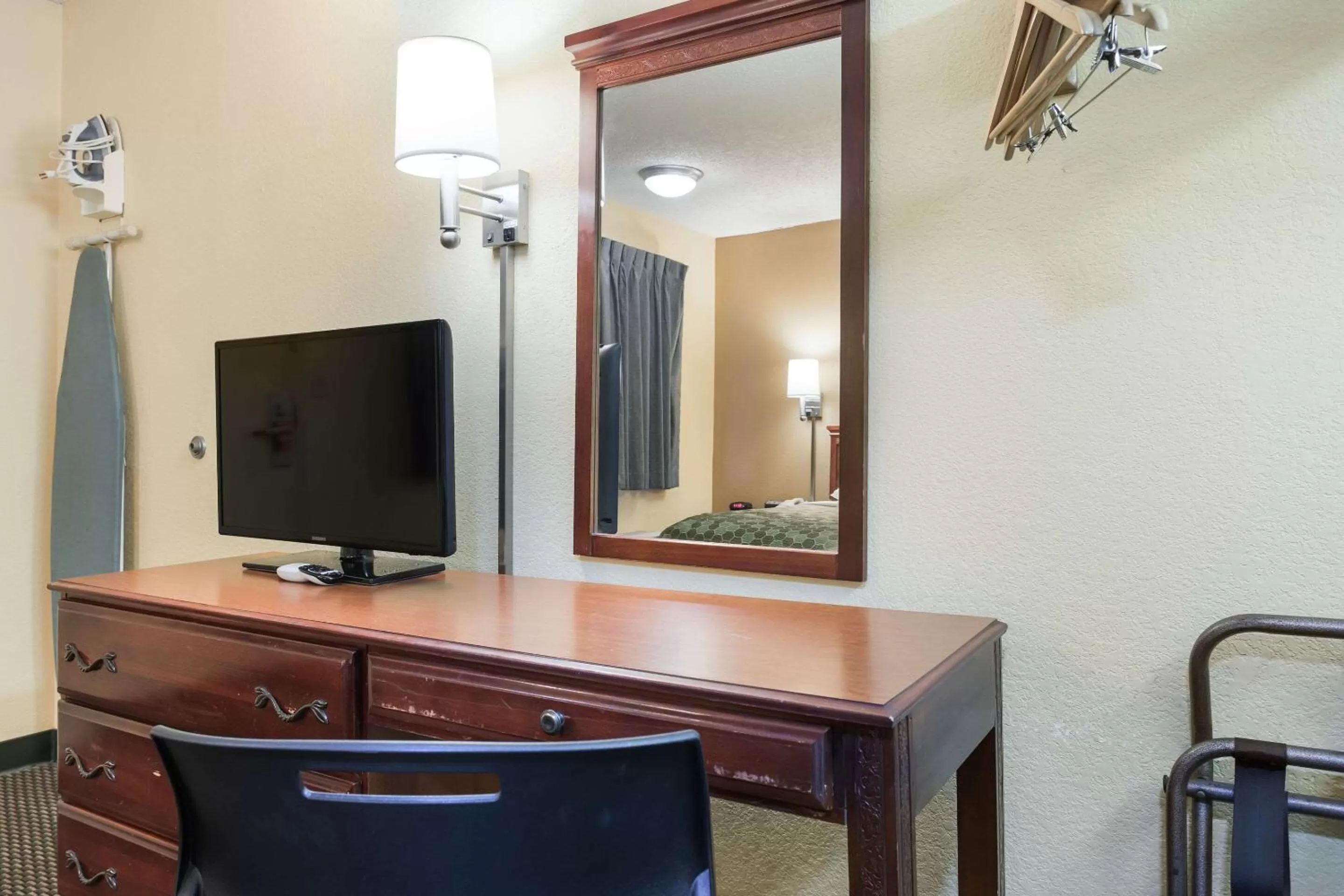 Photo of the whole room, TV/Entertainment Center in Econo Lodge Saint Robert