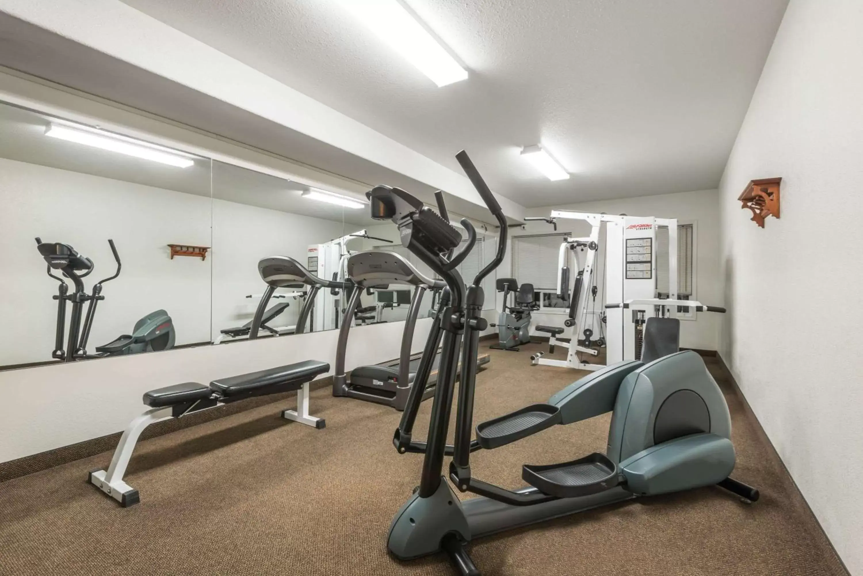 Fitness centre/facilities, Fitness Center/Facilities in Super 8 by Wyndham Vermilion AB