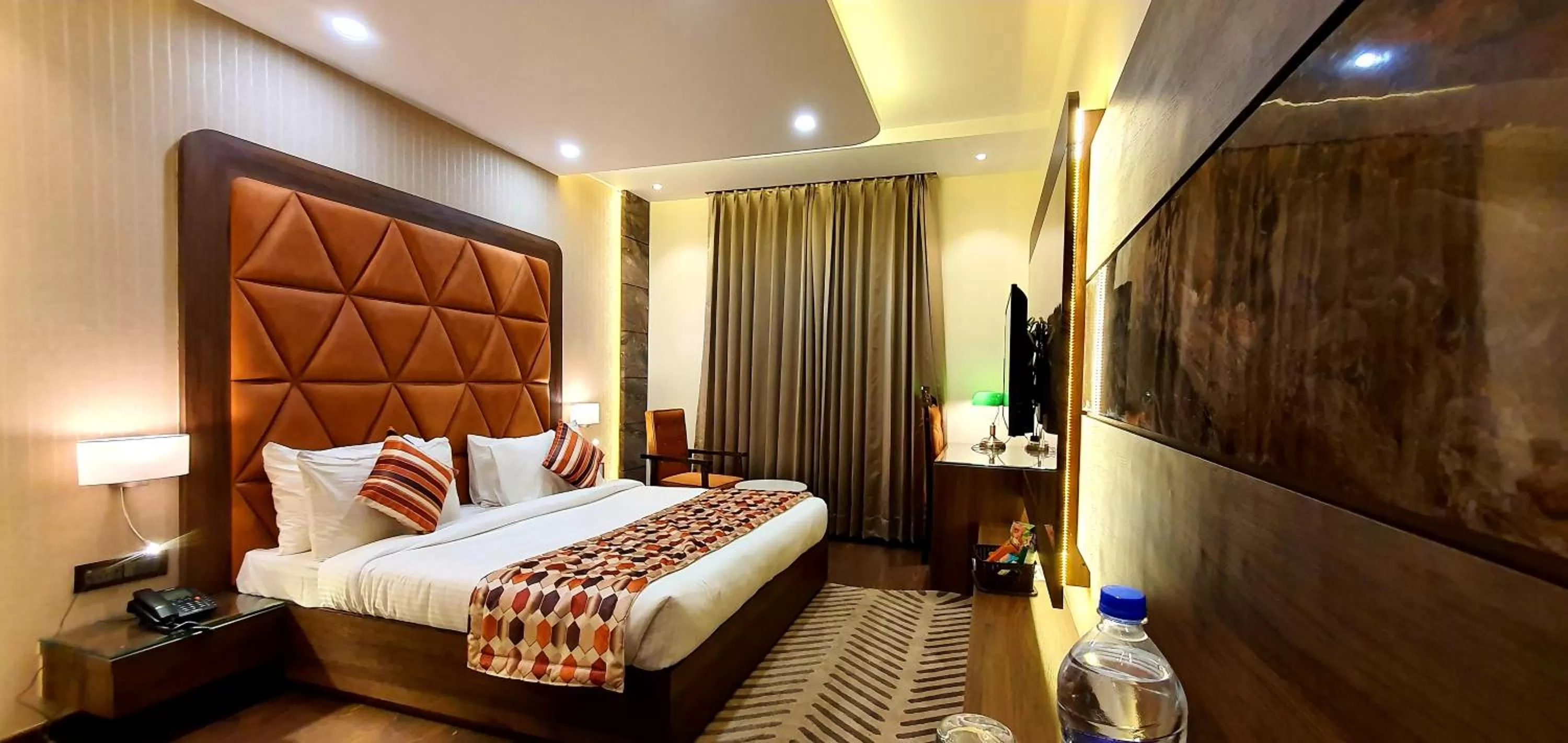 Bed in Hotel Makhan Residency