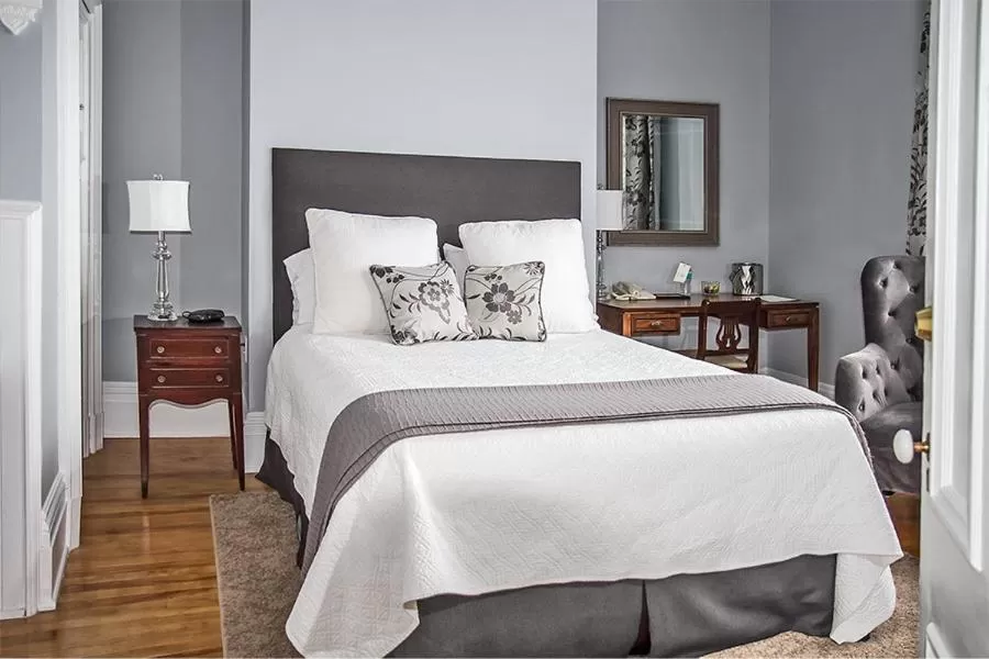 Queen Room in Shadow Lawn Inn