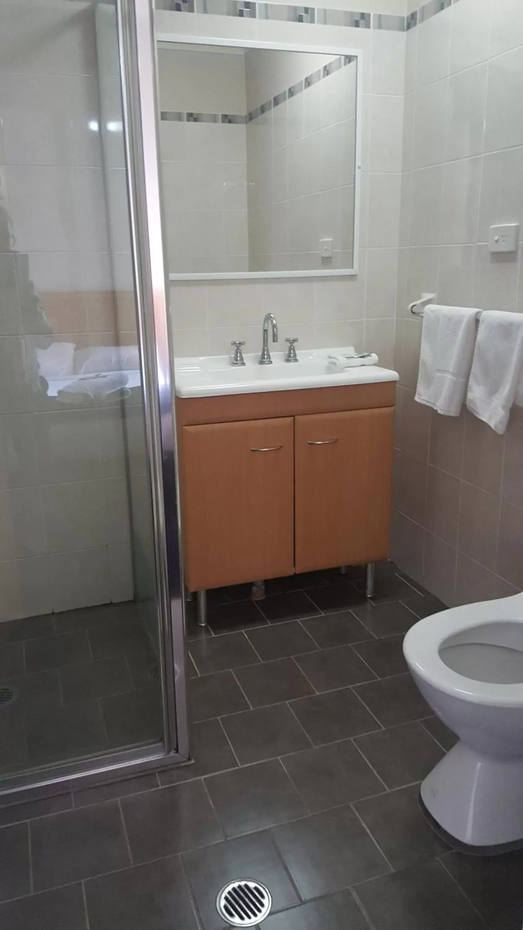 Shower, Bathroom in Gardners Inn Hotel