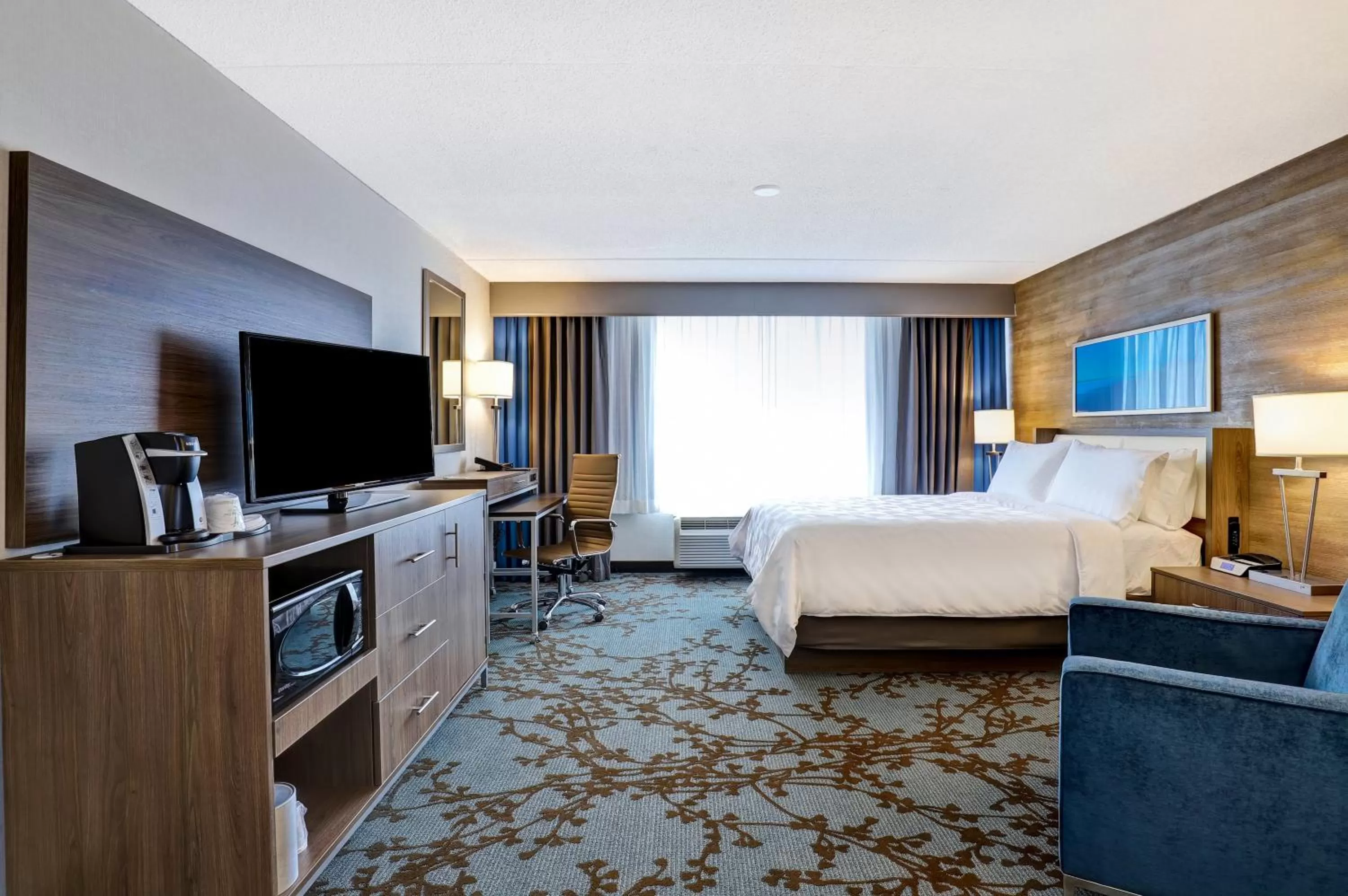 Photo of the whole room, Bed in Holiday Inn - Mississauga Toronto West by IHG