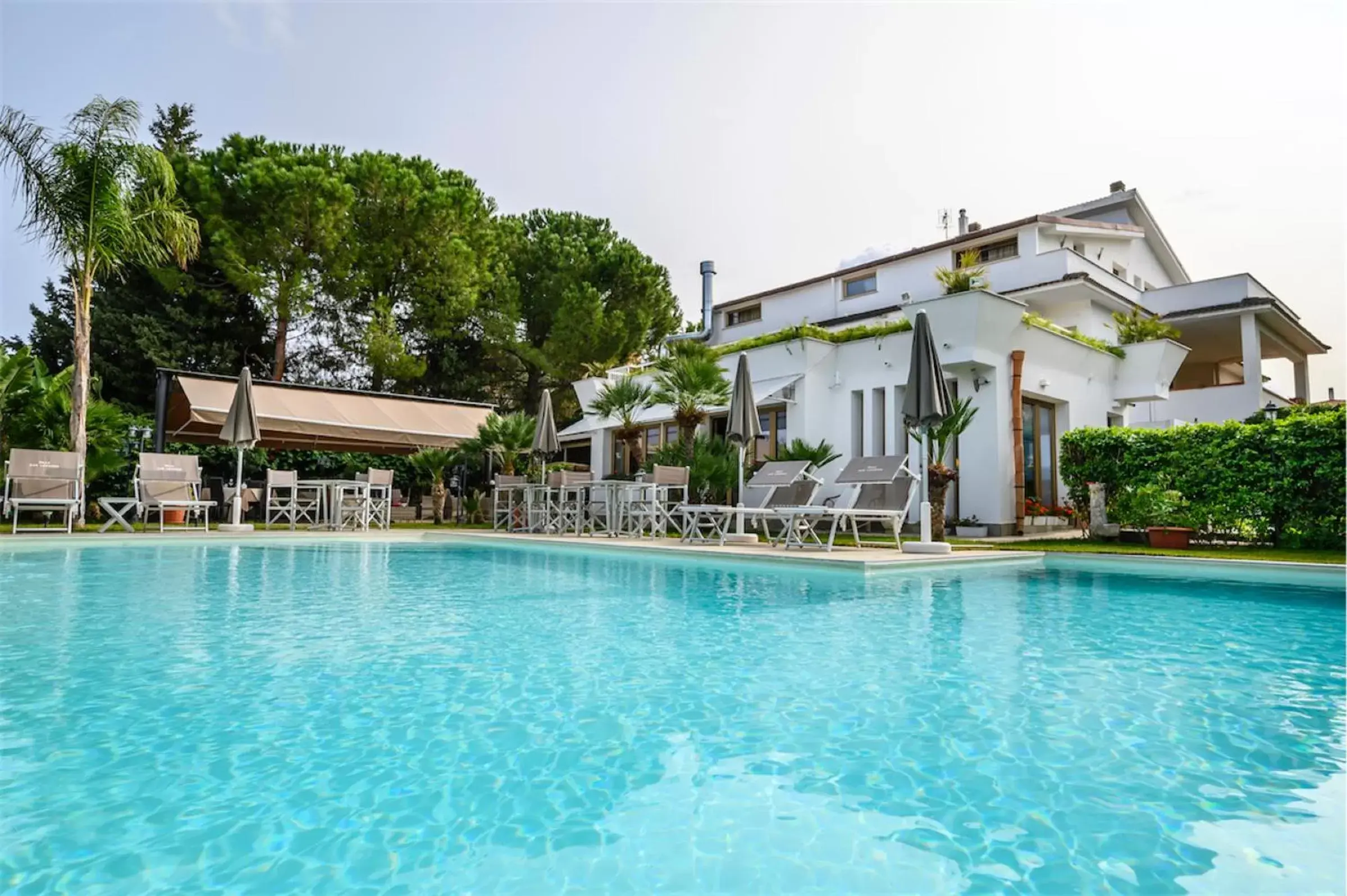 Swimming pool, Property Building in VILLA SAN LORENZO ROOM SUITE & RESTAURANT